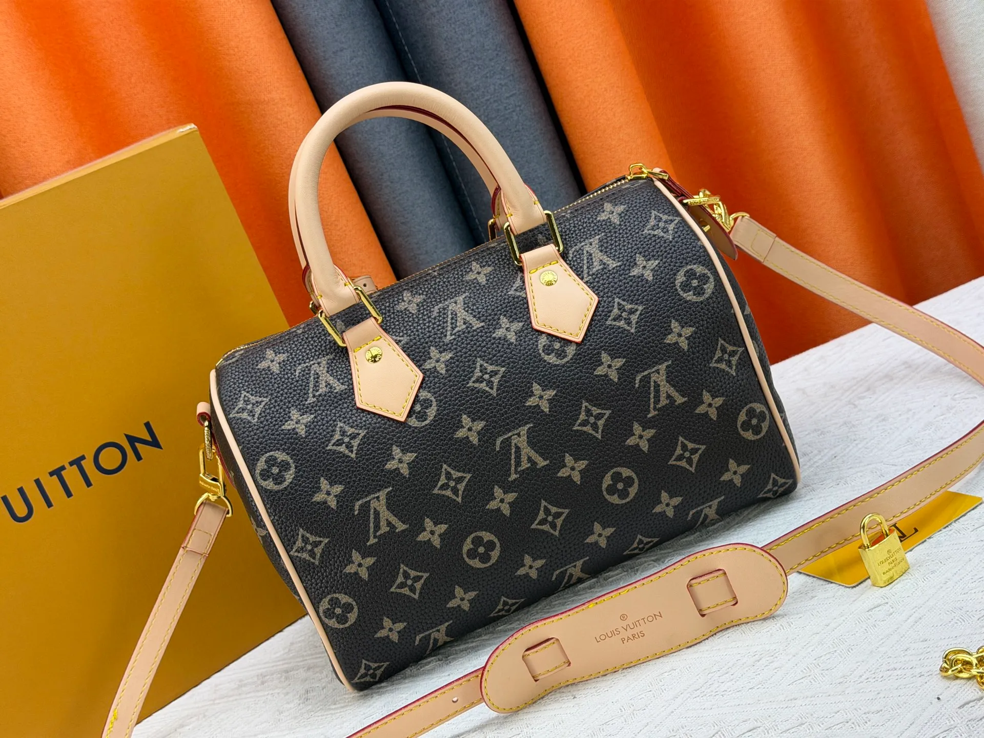 P270 Upgraded original version (with pebbled leather) M13902 M24423 M24424 M24425 M24426 M24443 M11561 M11562 M13912 Speedy Bandoulière 25 handbag is made of cow leather, showing a unique sun-kissed gradient effect. A perfect everyday choice, the Speedy comes with a removable leather storage bag lined with luxurious sheepskin leather. The double handle design combined with the adjustable and detachable shoulder strap provides a variety of carrying methods to easily cope with different occasions. Dimensions: 25.0 x 15.0 x 15.0 cm (length x height x width)