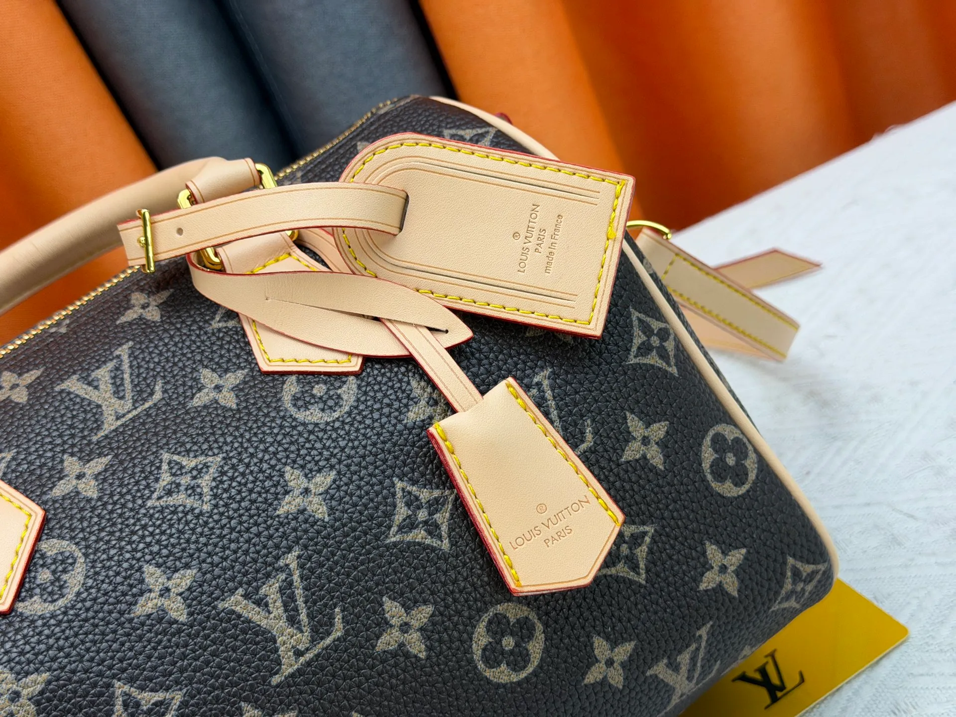 P270 Upgraded original version (with pebbled leather) M13902 M24423 M24424 M24425 M24426 M24443 M11561 M11562 M13912 Speedy Bandoulière 25 handbag is made of cow leather, showing a unique sun-kissed gradient effect. A perfect everyday choice, the Speedy comes with a removable leather storage bag lined with luxurious sheepskin leather. The double handle design combined with the adjustable and detachable shoulder strap provides a variety of carrying methods to easily cope with different occasions. Dimensions: 25.0 x 15.0 x 15.0 cm (length x height x width)