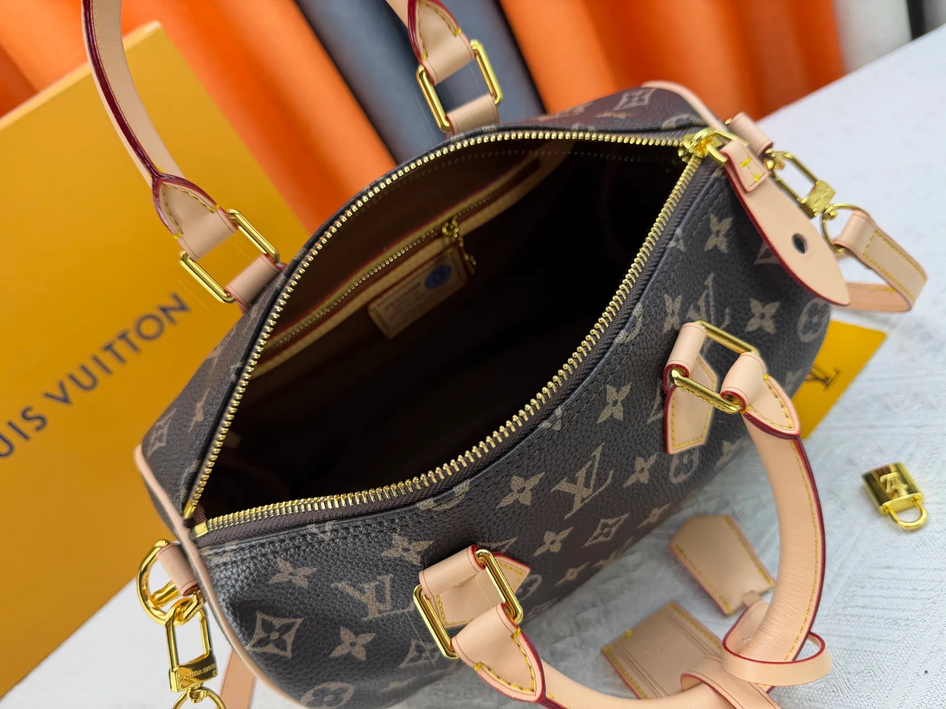 P270 Upgraded original version (with pebbled leather) M13902 M24423 M24424 M24425 M24426 M24443 M11561 M11562 M13912 Speedy Bandoulière 25 handbag is made of cow leather, showing a unique sun-kissed gradient effect. A perfect everyday choice, the Speedy comes with a removable leather storage bag lined with luxurious sheepskin leather. The double handle design combined with the adjustable and detachable shoulder strap provides a variety of carrying methods to easily cope with different occasions. Dimensions: 25.0 x 15.0 x 15.0 cm (length x height x width)