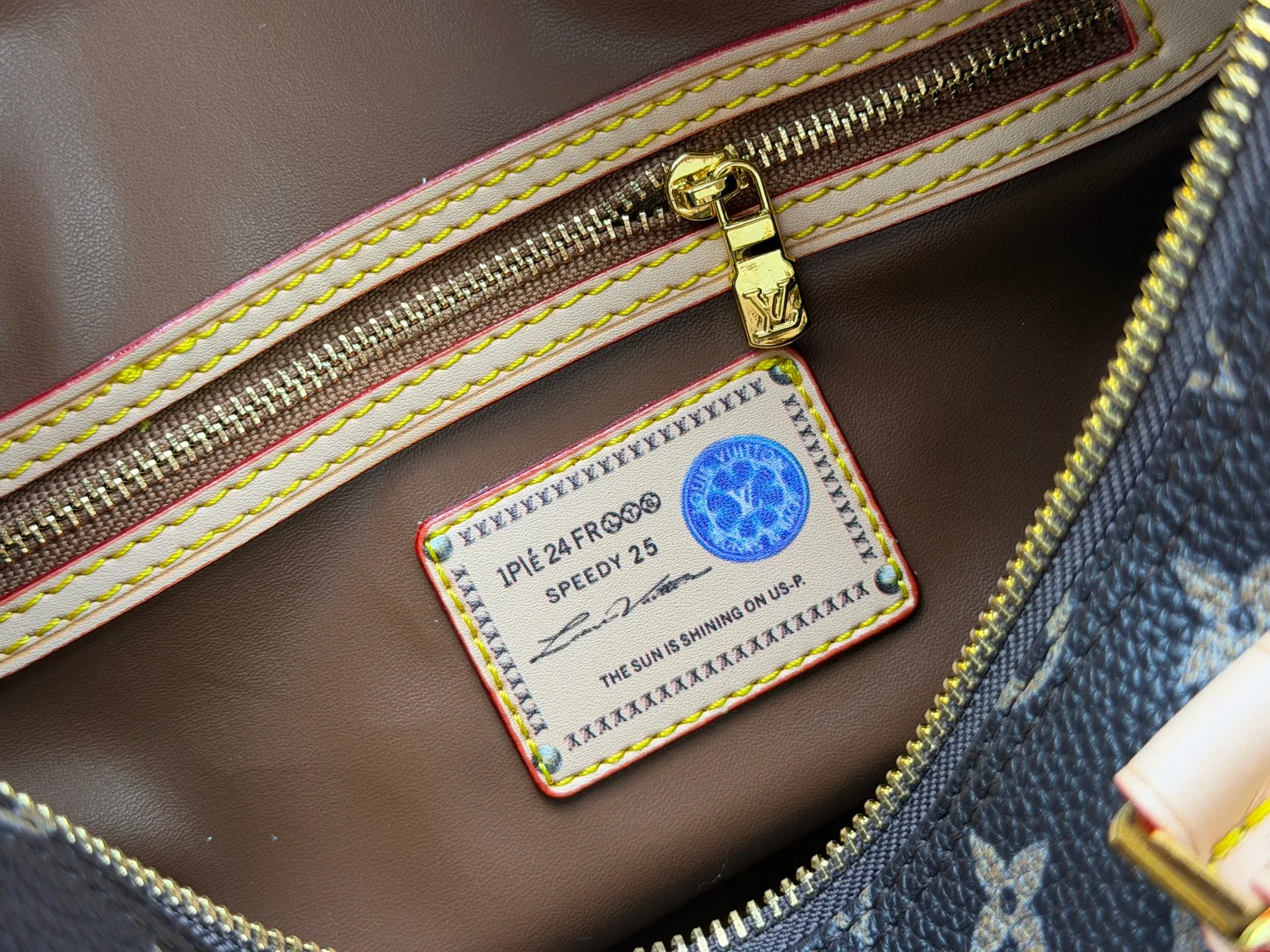 P270 Upgraded original version (with pebbled leather) M13902 M24423 M24424 M24425 M24426 M24443 M11561 M11562 M13912 Speedy Bandoulière 25 handbag is made of cow leather, showing a unique sun-kissed gradient effect. A perfect everyday choice, the Speedy comes with a removable leather storage bag lined with luxurious sheepskin leather. The double handle design combined with the adjustable and detachable shoulder strap provides a variety of carrying methods to easily cope with different occasions. Dimensions: 25.0 x 15.0 x 15.0 cm (length x height x width)