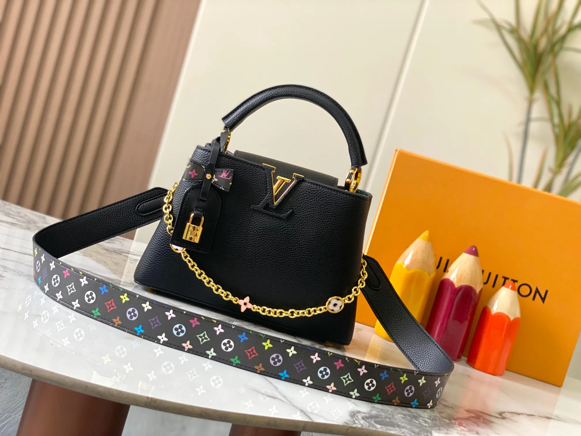 p460 [Guangzhou top quality original version] Capucines BB Model: 12353 black 33 colors Material: litchi pattern Hardware upgrade Highlights: LV initials, unique edge ring, fine Monogram flowers on the flap. Size: 27×18×9cm