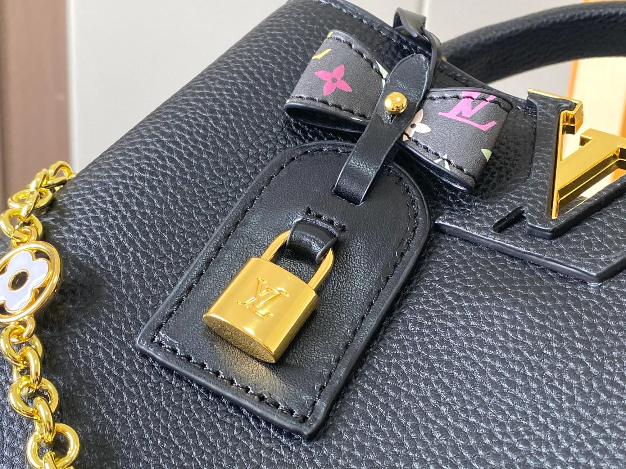 p460 [Guangzhou top quality original version] Capucines BB Model: 12353 black 33 colors Material: litchi pattern Hardware upgrade Highlights: LV initials, unique edge ring, fine Monogram flowers on the flap. Size: 27×18×9cm