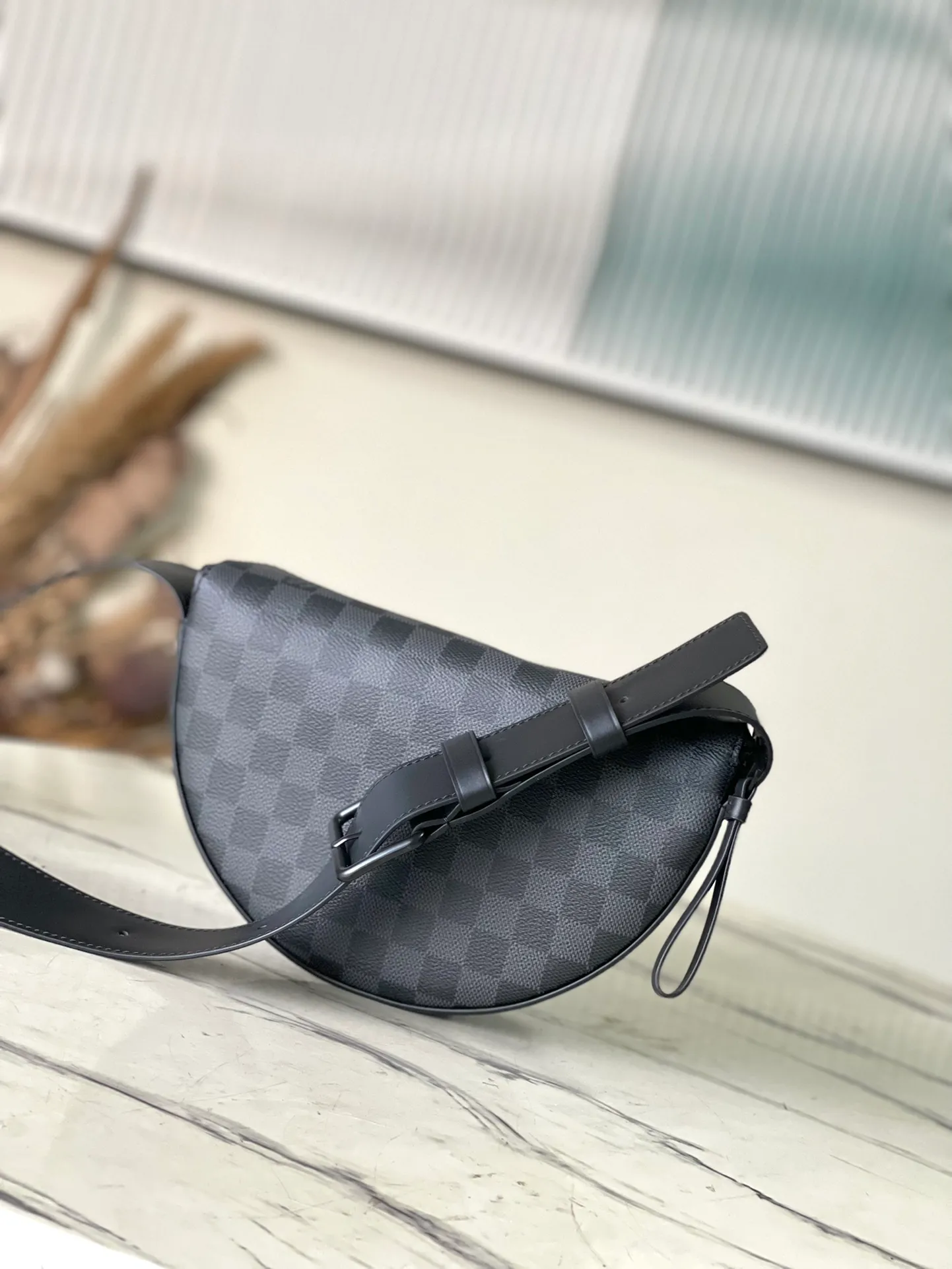 💰780 Top Original Order M23835 Black Check This LV Moon Crossbodfy handbag is made of Monogram Ecipse coated canvas with leather trim and shoulder straps, which is self-evidently elegant. The half-moon wheels allow for cross-body carry, allowing you to easily store your cell phone, small wallet, and headphones. Dimensions: 24.5 × 16 × 4.5 cm