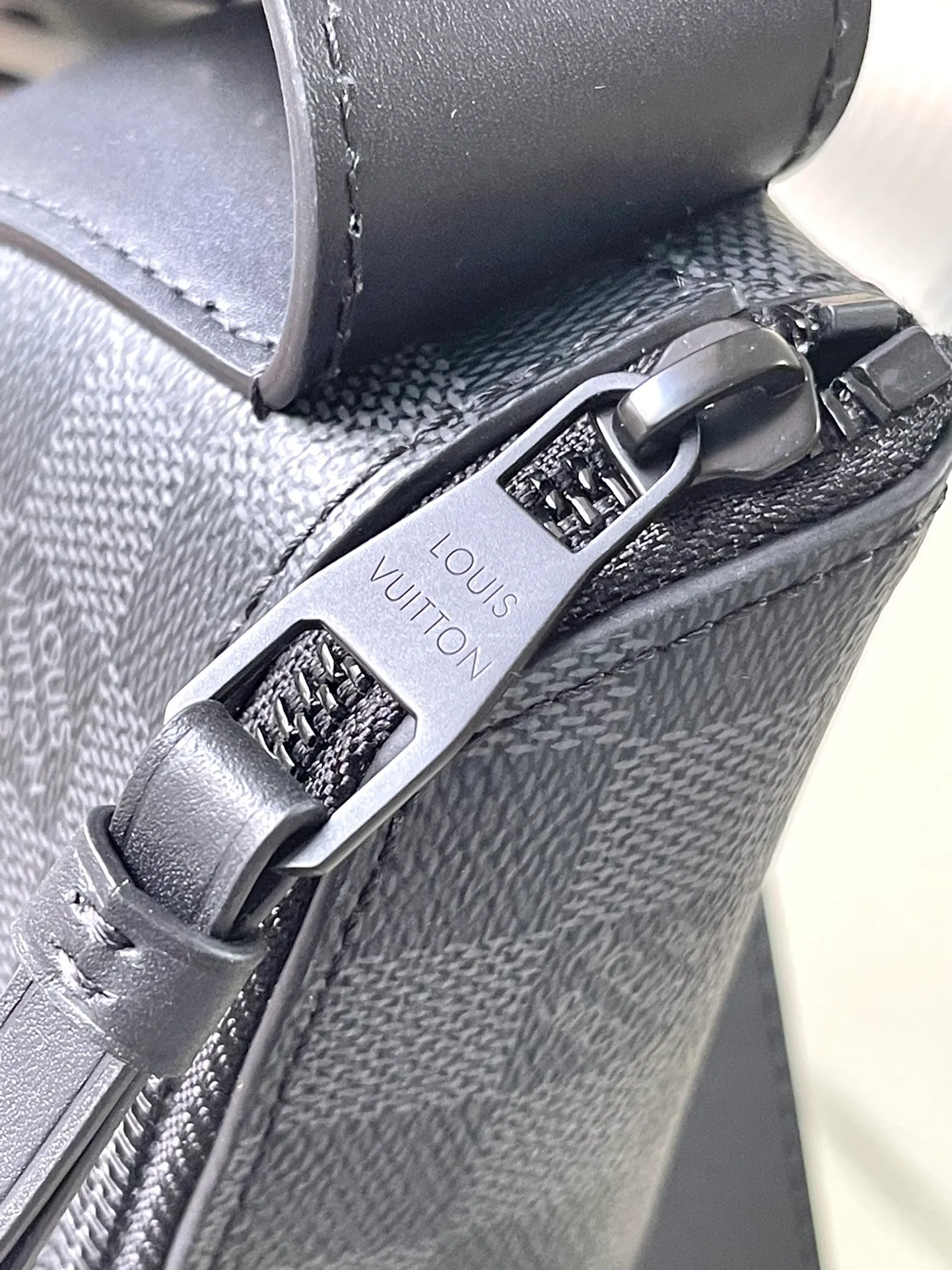 💰780 Top Original Order M23835 Black Check This LV Moon Crossbodfy handbag is made of Monogram Ecipse coated canvas with leather trim and shoulder straps, which is self-evidently elegant. The half-moon wheels allow for cross-body carry, allowing you to easily store your cell phone, small wallet, and headphones. Dimensions: 24.5 × 16 × 4.5 cm