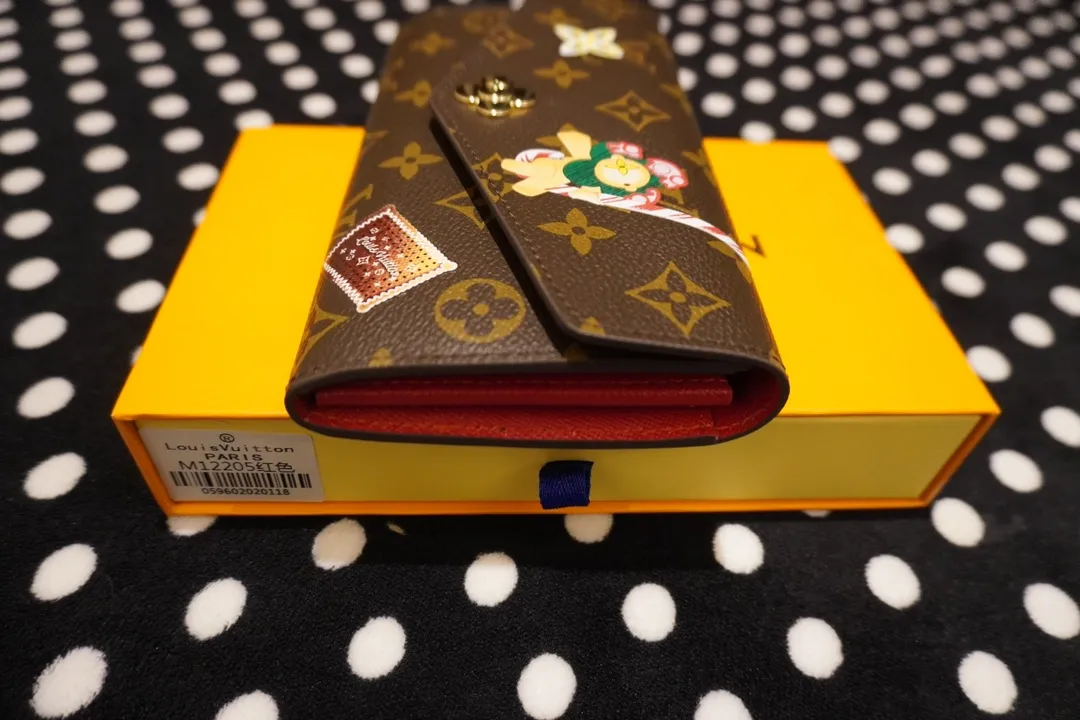 P160💰 60531, model number 12207 This LV Charms card holder is from the SnowShow series, incorporating the iconic Monogram canvas with smooth leather trim and festive patterns. The brand mascot Vivienne’s pet dog Petula lives in a corner, and Vivienne decorations and LV flowers complete the exquisite design. Dimensions 19x10x2