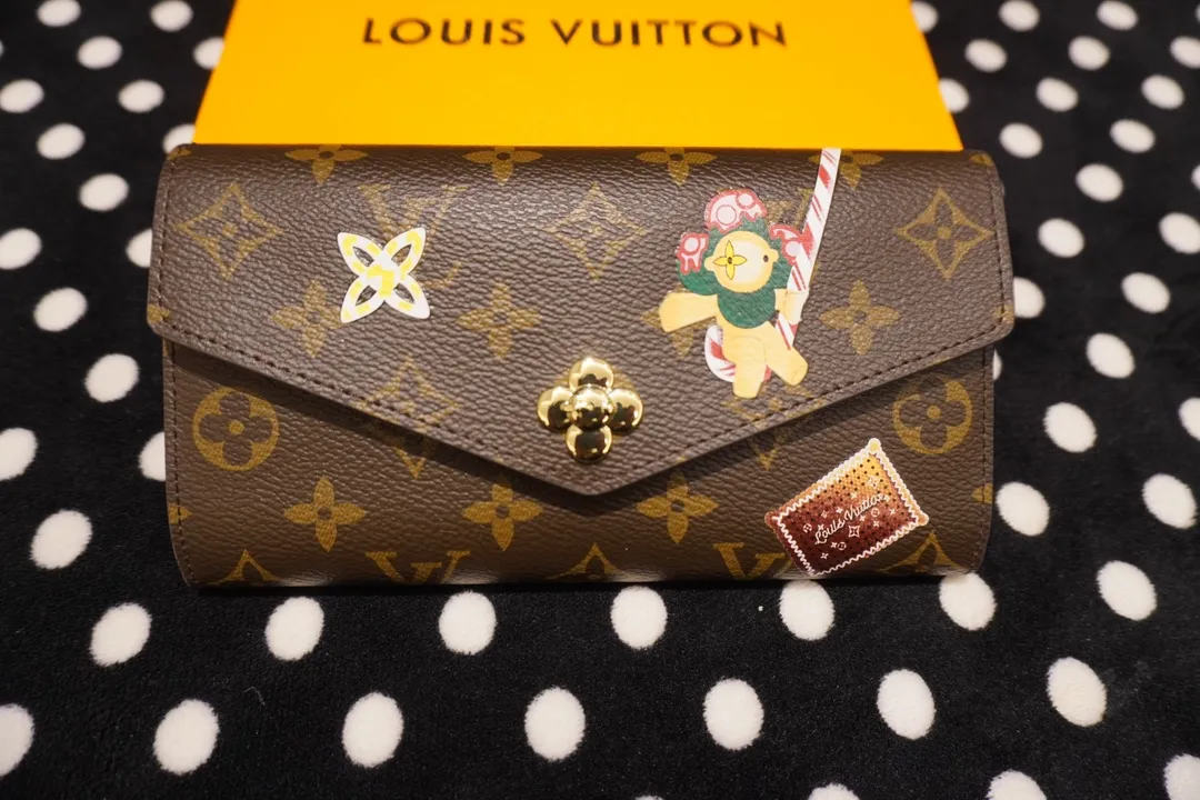 P160💰 60531, model number 12207 This LV Charms card holder is from the SnowShow series, incorporating the iconic Monogram canvas with smooth leather trim and festive patterns. The brand mascot Vivienne’s pet dog Petula lives in a corner, and Vivienne decorations and LV flowers complete the exquisite design. Dimensions 19x10x2