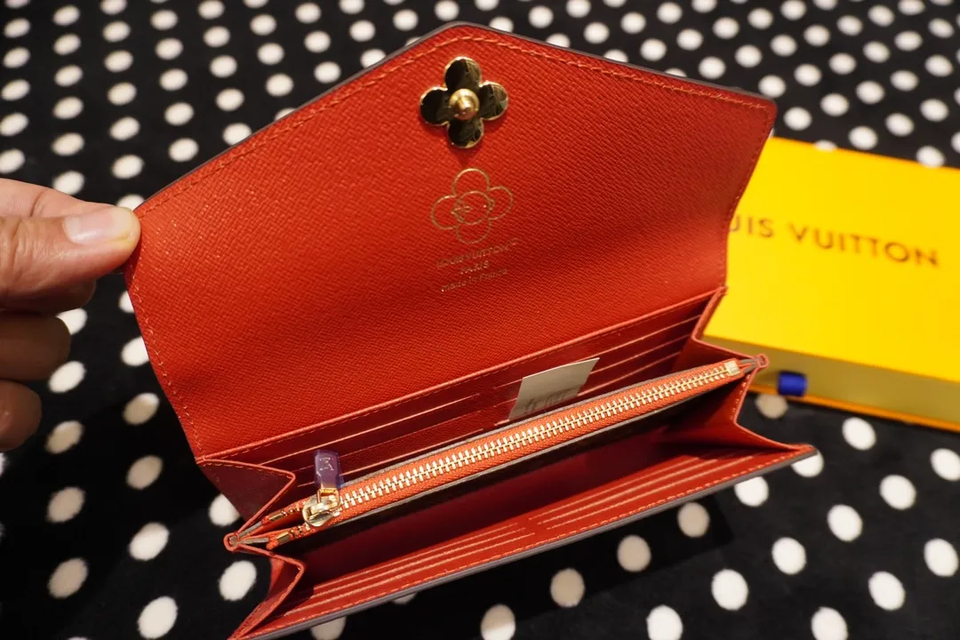 P160💰 60531, model number 12207 This LV Charms card holder is from the SnowShow series, incorporating the iconic Monogram canvas with smooth leather trim and festive patterns. The brand mascot Vivienne’s pet dog Petula lives in a corner, and Vivienne decorations and LV flowers complete the exquisite design. Dimensions 19x10x2
