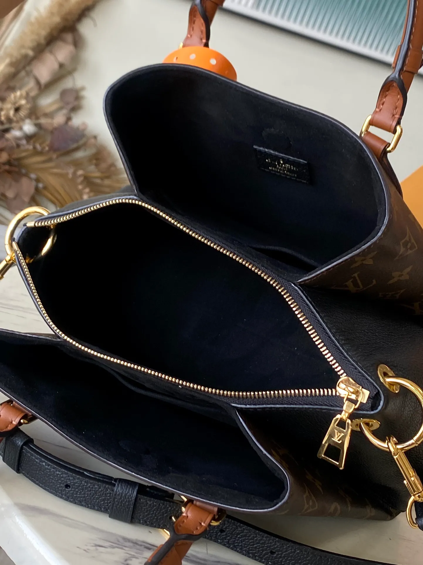 💰1140 (top layer leather) top original order M46508 presbyopic black. Support counter inspection. Photos taken of duty-free goods are consistent with the product without unpacking. This product is an exclusive duty-free product in the market and is the highest-end product. Inspection is supported. This product has passed strict inspection and is flawless. Please wear gloves when touching the product. This product is not returnable or exchangeable. Please confirm the product first and then remove the label on the handle. This product is temporarily not open to the public, only regular customers, and is in short supply. Dimensions: 26 x 18 x 15 cm
