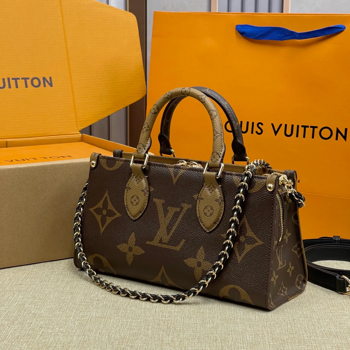 [Upgraded version] P560¥, new model at the counter with complete packaging🎁Model M14263 Presbyopia This OnTheGo tote bag combines Giant Monogram and Monogram Reverse canvas, reinterpreting the ample configuration of East West. The detachable chain shoulder strap, Toron top handle and detachable leather shoulder strap allow for multiple carrying options. 25 x 13 x 10 cm (length x height x width)