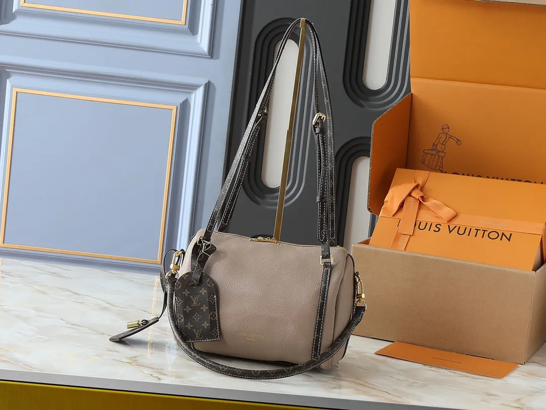💰Large 140. Small 260💰Upgraded original M13668 M13667 2025 autumn and winter series, creative director Nicolas Ghesquière Taking us into a train station where "emotions meet", he was inspired by railway travel in the 19th century. The design incorporates classical and futuristic elements, presenting a series of shapes that combine elegance, practicality and elegant silhouettes, as well as various redesigned luggage and handbags, which perfectly interpret the "travel spirit" that most represents the brand's history. Small size: 25*15*18cm Large size: 40*20*25cm