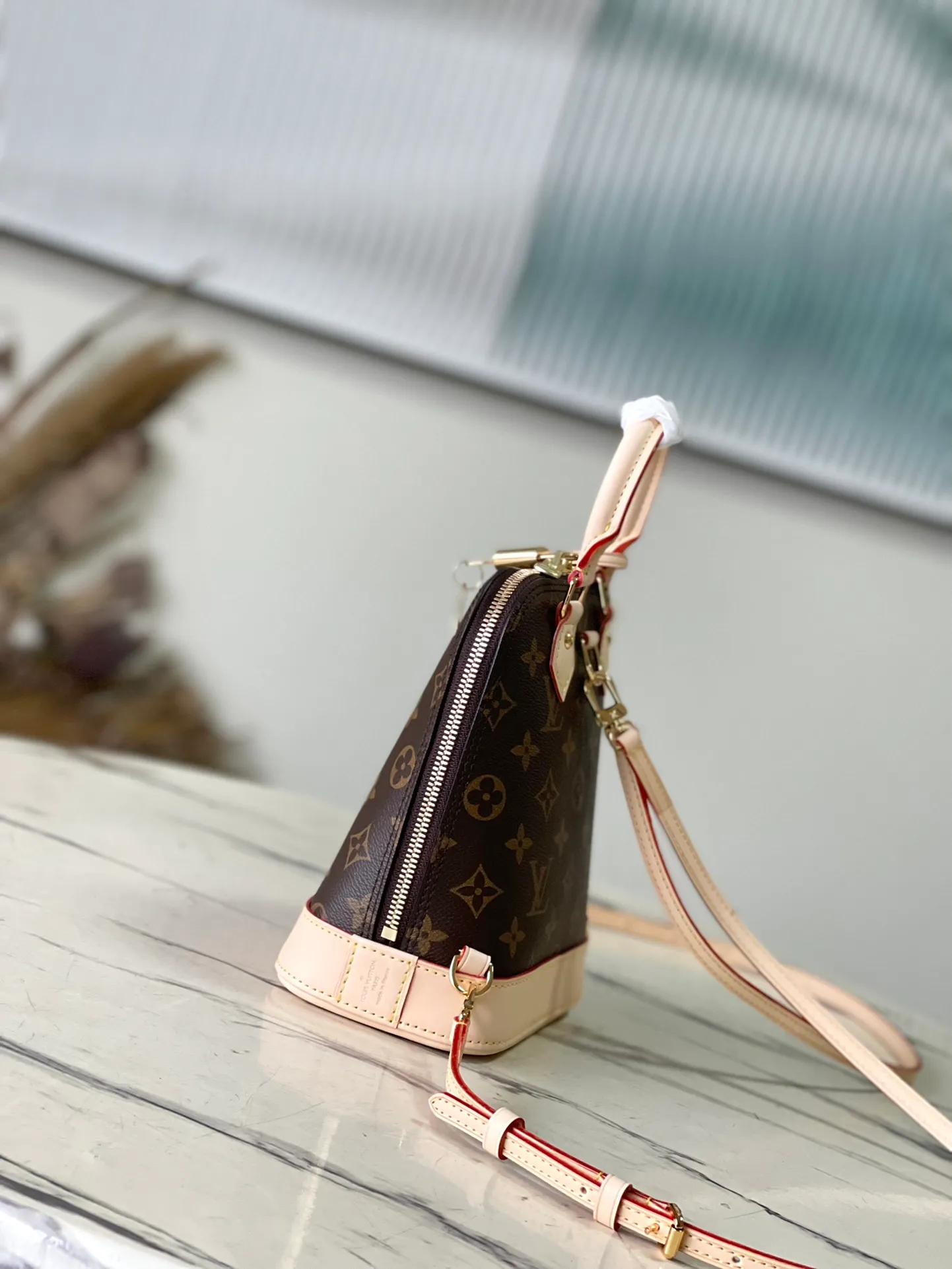💰960 Top Original Order M47132 This Ama backpack debuts at the 2024 spring and summer women's wear show, adding a new fashionable piece to the Aima series. The classic Monogram canvas is paired with various Aima handbag elements, including smooth top handles, dazzling inscribed padlocks and key bags. Detachable shoulder strap provides various carrying options. Dimensions: 15 × 20 × 10 cm