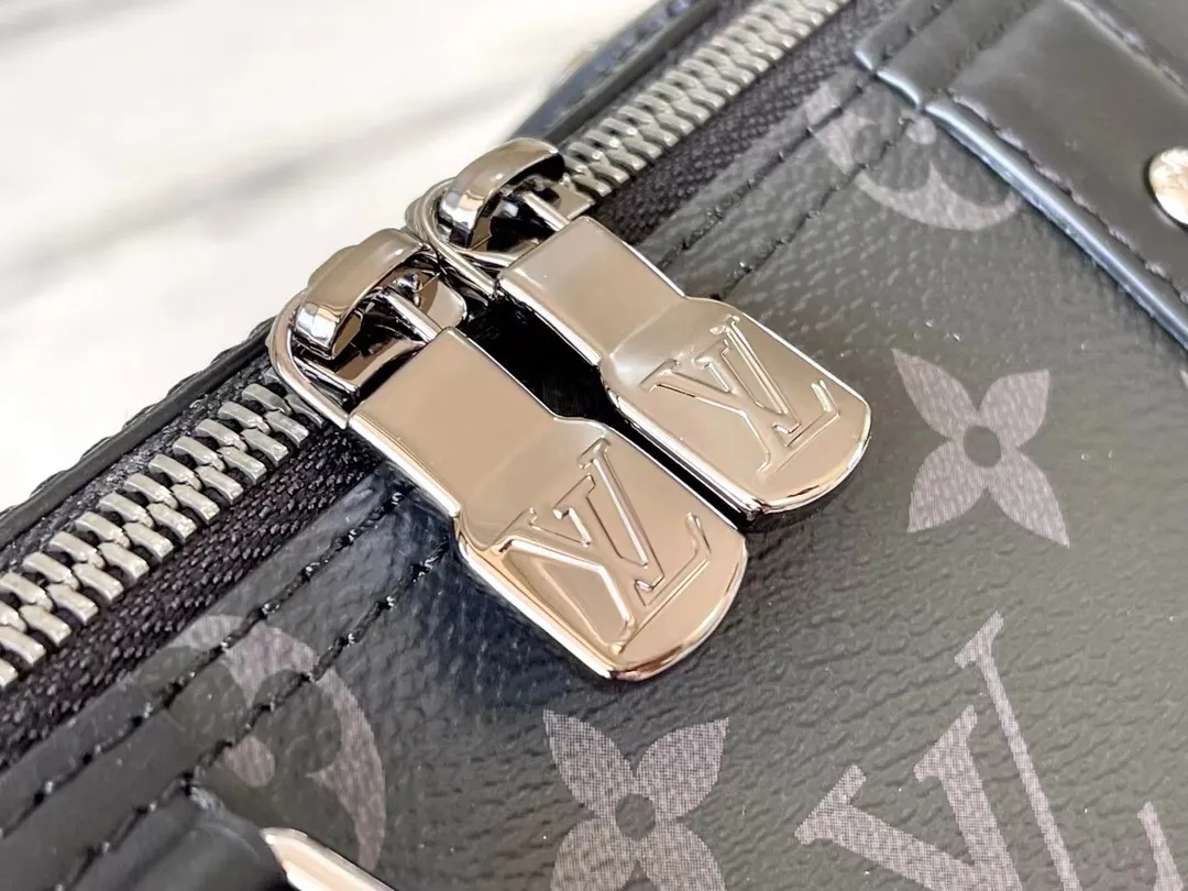 💰860 Top-quality original M45936 Keepal travel bag condenses the classic configuration to create this trendy urban handbag. The side design features a playful flip-effect Monogram pattern, a subtle nod to the 2018 Kim Jones Upside Down collection. The Monogram Eclipse canvas bag has a detachable shoulder strap, making it easy to carry your daily needs. Dimensions: 27 x 17 x 13 cm