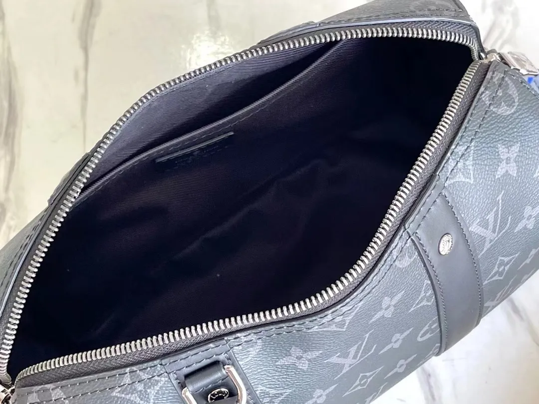 💰860 Top-quality original M45936 Keepal travel bag condenses the classic configuration to create this trendy urban handbag. The side design features a playful flip-effect Monogram pattern, a subtle nod to the 2018 Kim Jones Upside Down collection. The Monogram Eclipse canvas bag has a detachable shoulder strap, making it easy to carry your daily needs. Dimensions: 27 x 17 x 13 cm