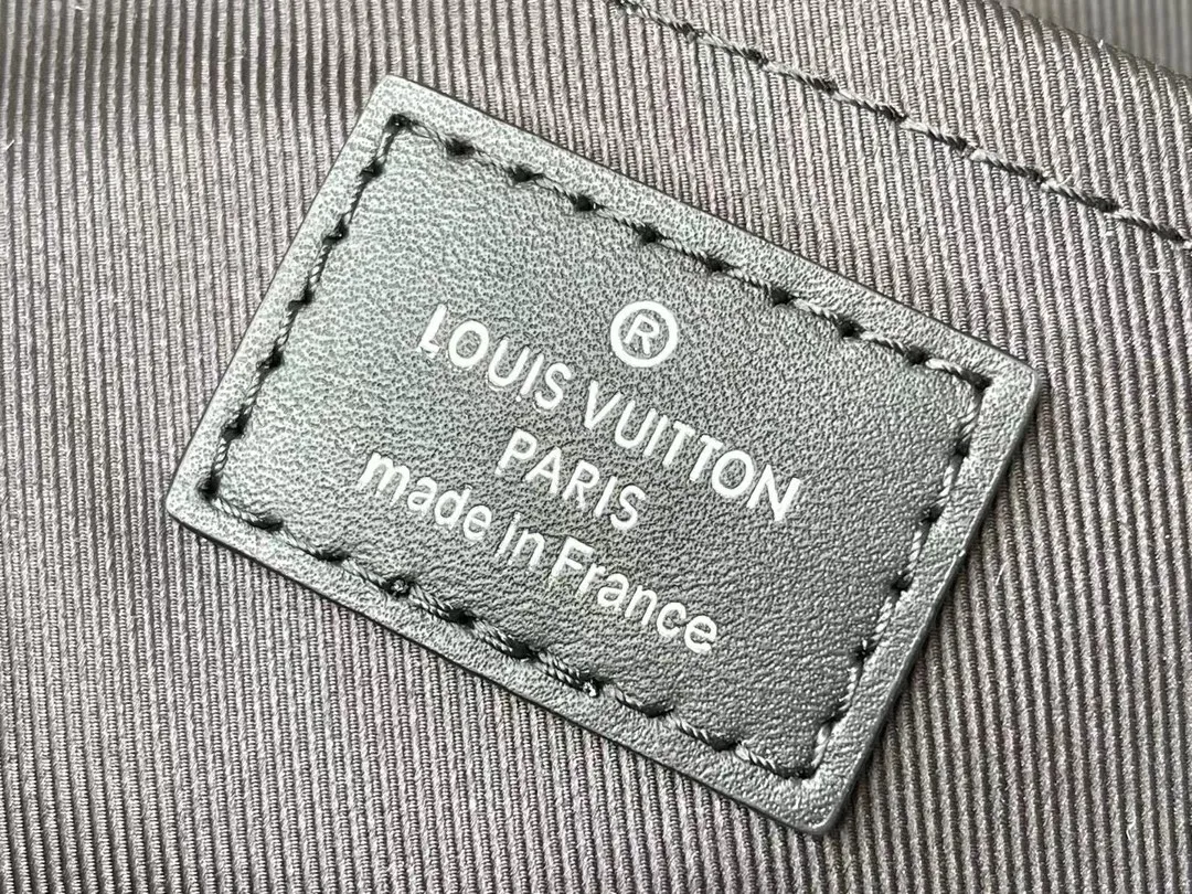 💰860 Top-quality original M45936 Keepal travel bag condenses the classic configuration to create this trendy urban handbag. The side design features a playful flip-effect Monogram pattern, a subtle nod to the 2018 Kim Jones Upside Down collection. The Monogram Eclipse canvas bag has a detachable shoulder strap, making it easy to carry your daily needs. Dimensions: 27 x 17 x 13 cm