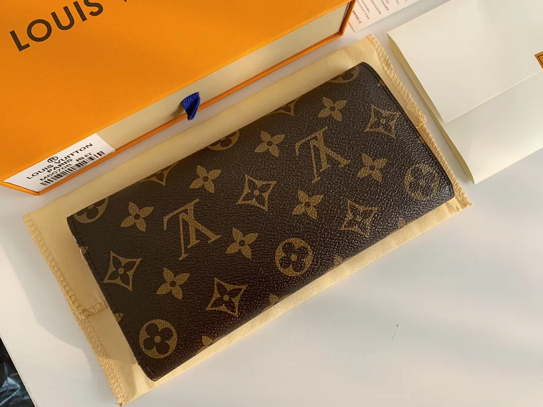 💰100 💎The Josephine Wallet is inspired by Louis Vuitton's first wallet. It is made of soft Monogram canvas and lined with brightly colored lining, giving the brand's classic design a unique and stylish beauty. The long, flat shape makes it easy to slip into any pocket or handbag. Model: M60708 Size: 19/10.