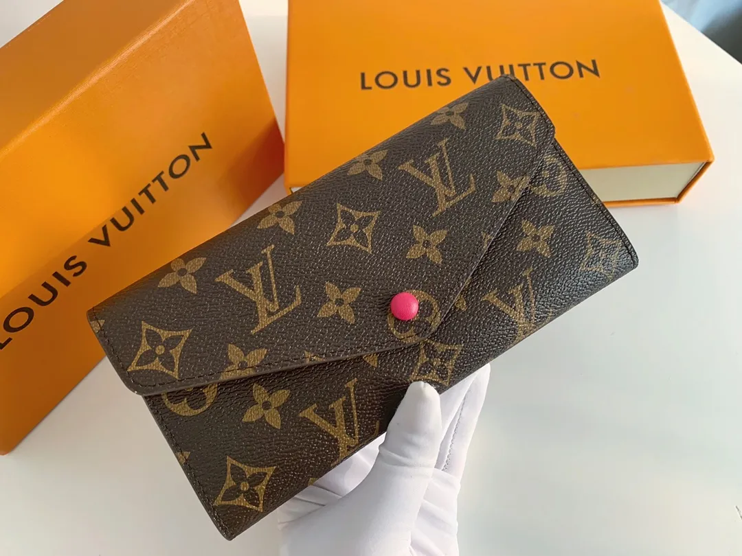 💰100 💎The Josephine Wallet is inspired by Louis Vuitton's first wallet. It is made of soft Monogram canvas and lined with brightly colored lining, giving the brand's classic design a unique and stylish beauty. The long, flat shape makes it easy to slip into any pocket or handbag. Model: M60708 Size: 19/10.