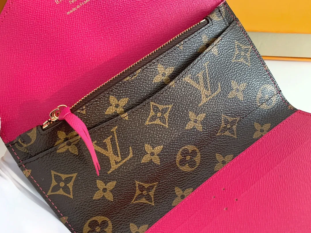 💰100 💎The Josephine Wallet is inspired by Louis Vuitton's first wallet. It is made of soft Monogram canvas and lined with brightly colored lining, giving the brand's classic design a unique and stylish beauty. The long, flat shape makes it easy to slip into any pocket or handbag. Model: M60708 Size: 19/10.