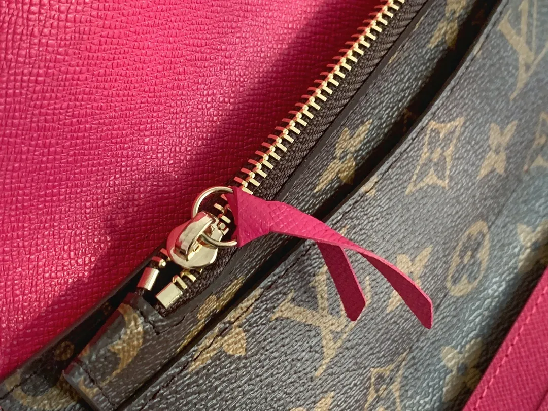 💰100 💎The Josephine Wallet is inspired by Louis Vuitton's first wallet. It is made of soft Monogram canvas and lined with brightly colored lining, giving the brand's classic design a unique and stylish beauty. The long, flat shape makes it easy to slip into any pocket or handbag. Model: M60708 Size: 19/10.