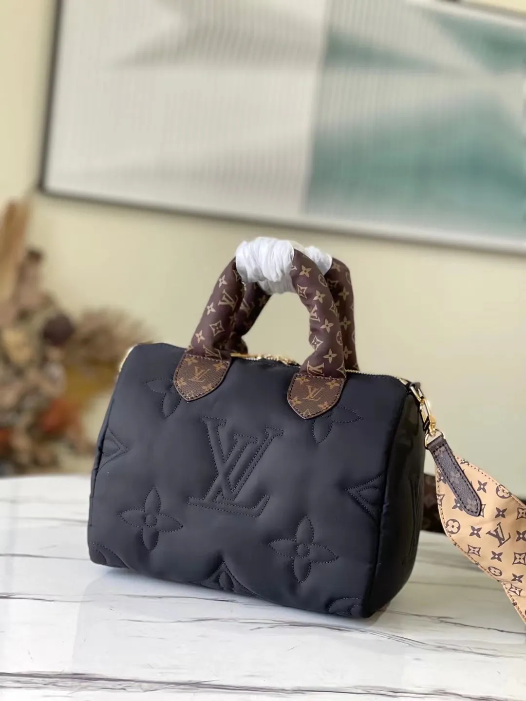 💰1060 Top Original M59008 Black This Speedy Bandoulière 25 handbag is made of Econyl recycled nylon, demonstrating the unremitting pursuit of green and sustainable craftsmanship. The padded outer layer is embroidered with a Monogram pattern, making it a comfortable companion for winter travel. The classic silhouette, leather handles and removable shoulder strap continue the Speedy line. Dimensions: 25 x 19 x 15 cm