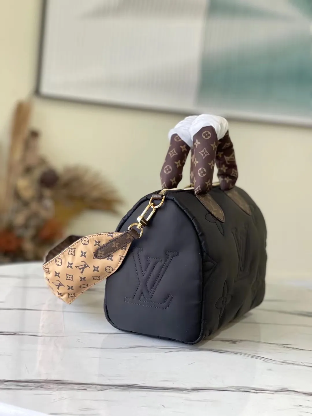 💰1060 Top Original M59008 Black This Speedy Bandoulière 25 handbag is made of Econyl recycled nylon, demonstrating the unremitting pursuit of green and sustainable craftsmanship. The padded outer layer is embroidered with a Monogram pattern, making it a comfortable companion for winter travel. The classic silhouette, leather handles and removable shoulder strap continue the Speedy line. Dimensions: 25 x 19 x 15 cm