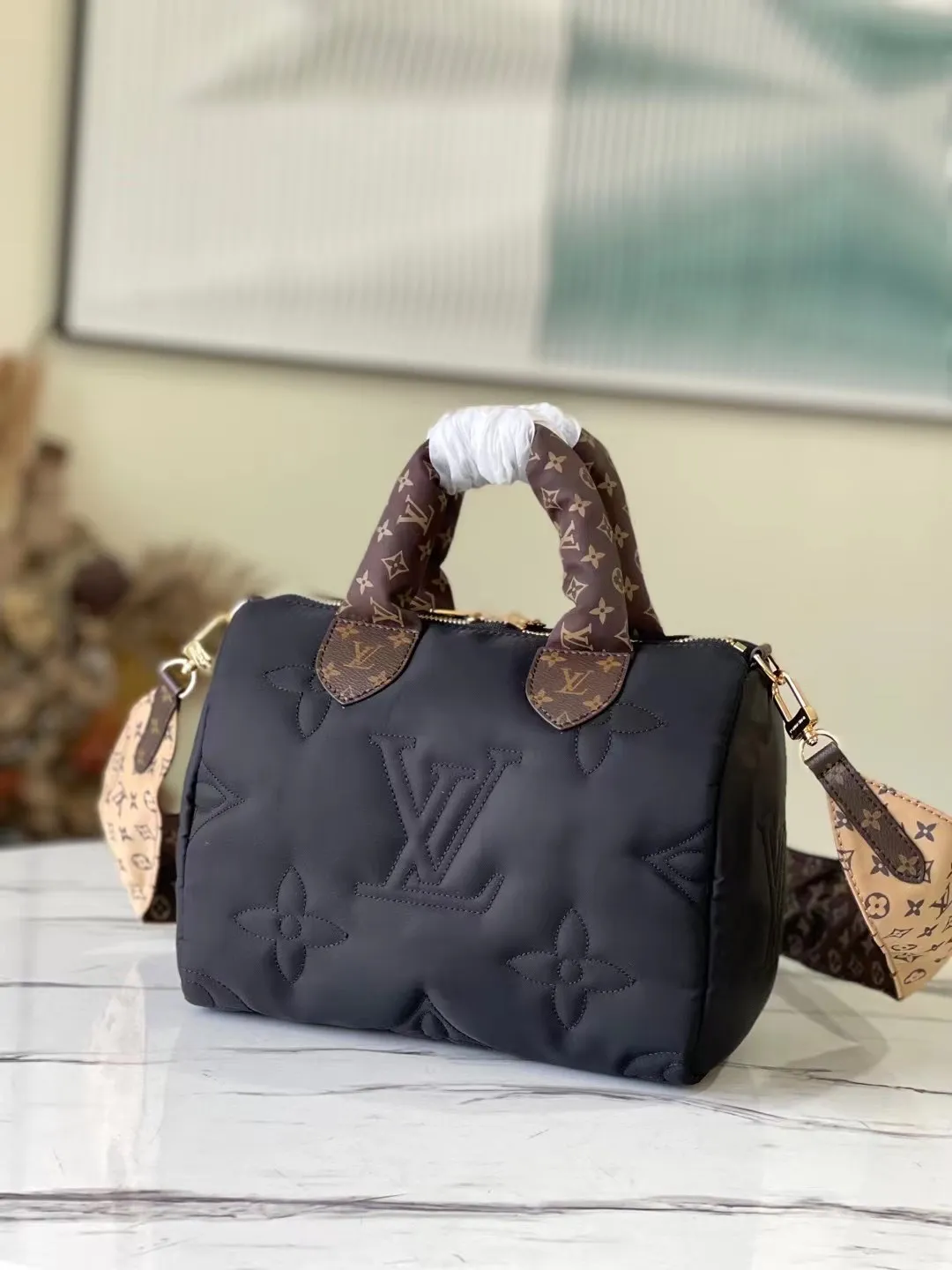 💰1060 Top Original M59008 Black This Speedy Bandoulière 25 handbag is made of Econyl recycled nylon, demonstrating the unremitting pursuit of green and sustainable craftsmanship. The padded outer layer is embroidered with a Monogram pattern, making it a comfortable companion for winter travel. The classic silhouette, leather handles and removable shoulder strap continue the Speedy line. Dimensions: 25 x 19 x 15 cm