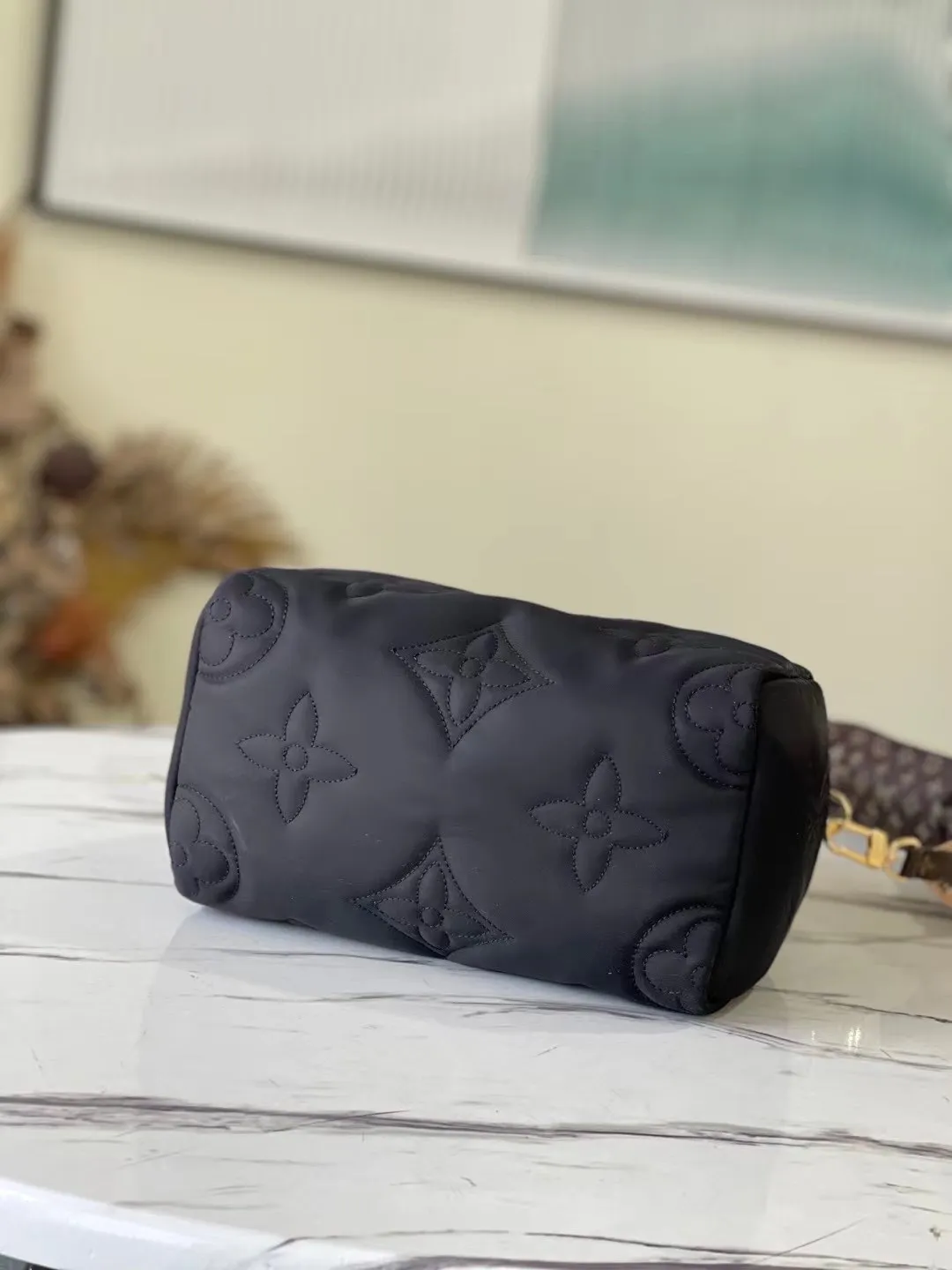 💰1060 Top Original M59008 Black This Speedy Bandoulière 25 handbag is made of Econyl recycled nylon, demonstrating the unremitting pursuit of green and sustainable craftsmanship. The padded outer layer is embroidered with a Monogram pattern, making it a comfortable companion for winter travel. The classic silhouette, leather handles and removable shoulder strap continue the Speedy line. Dimensions: 25 x 19 x 15 cm