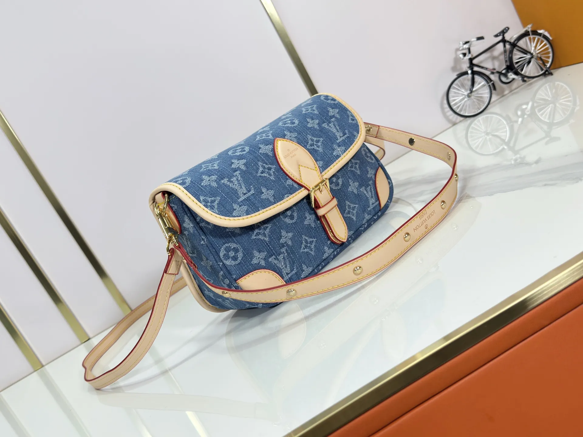 P260 Upgraded original M13070 M45985 This Diane handbag is made of classic Monogram denim with contrasting cow leather trim and dazzling metal parts, using modern touches to interpret the new season interest. The zippered interior pocket keeps valuables secure, and the removable leather shoulder strap allows for a variety of carrying options. 15 x 9 x 24 cm (height x width x length)