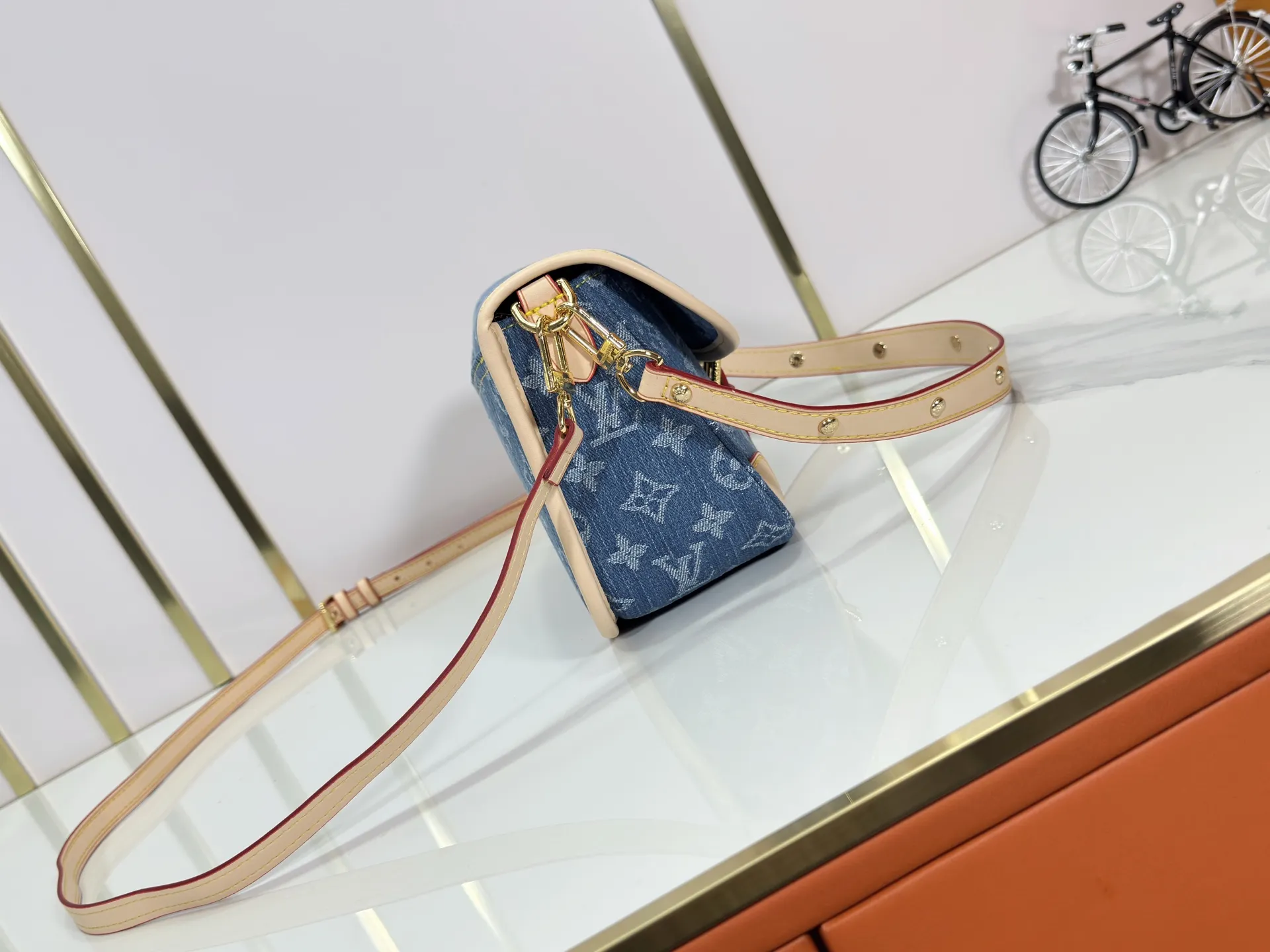 P260 Upgraded original M13070 M45985 This Diane handbag is made of classic Monogram denim with contrasting cow leather trim and dazzling metal parts, using modern touches to interpret the new season interest. The zippered interior pocket keeps valuables secure, and the removable leather shoulder strap allows for a variety of carrying options. 15 x 9 x 24 cm (height x width x length)