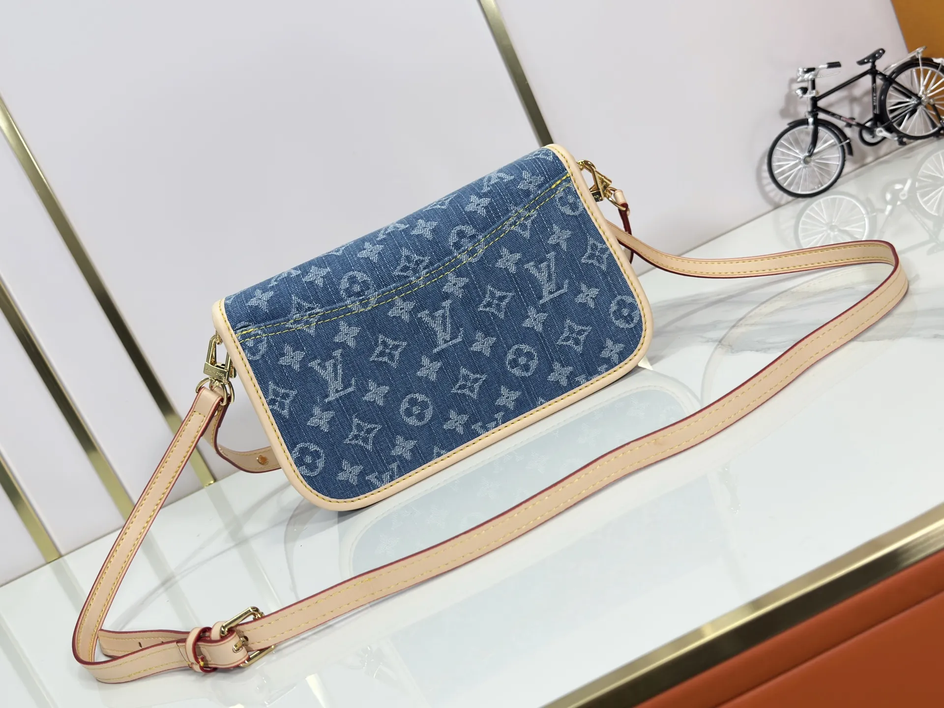 P260 Upgraded original M13070 M45985 This Diane handbag is made of classic Monogram denim with contrasting cow leather trim and dazzling metal parts, using modern touches to interpret the new season interest. The zippered interior pocket keeps valuables secure, and the removable leather shoulder strap allows for a variety of carrying options. 15 x 9 x 24 cm (height x width x length)