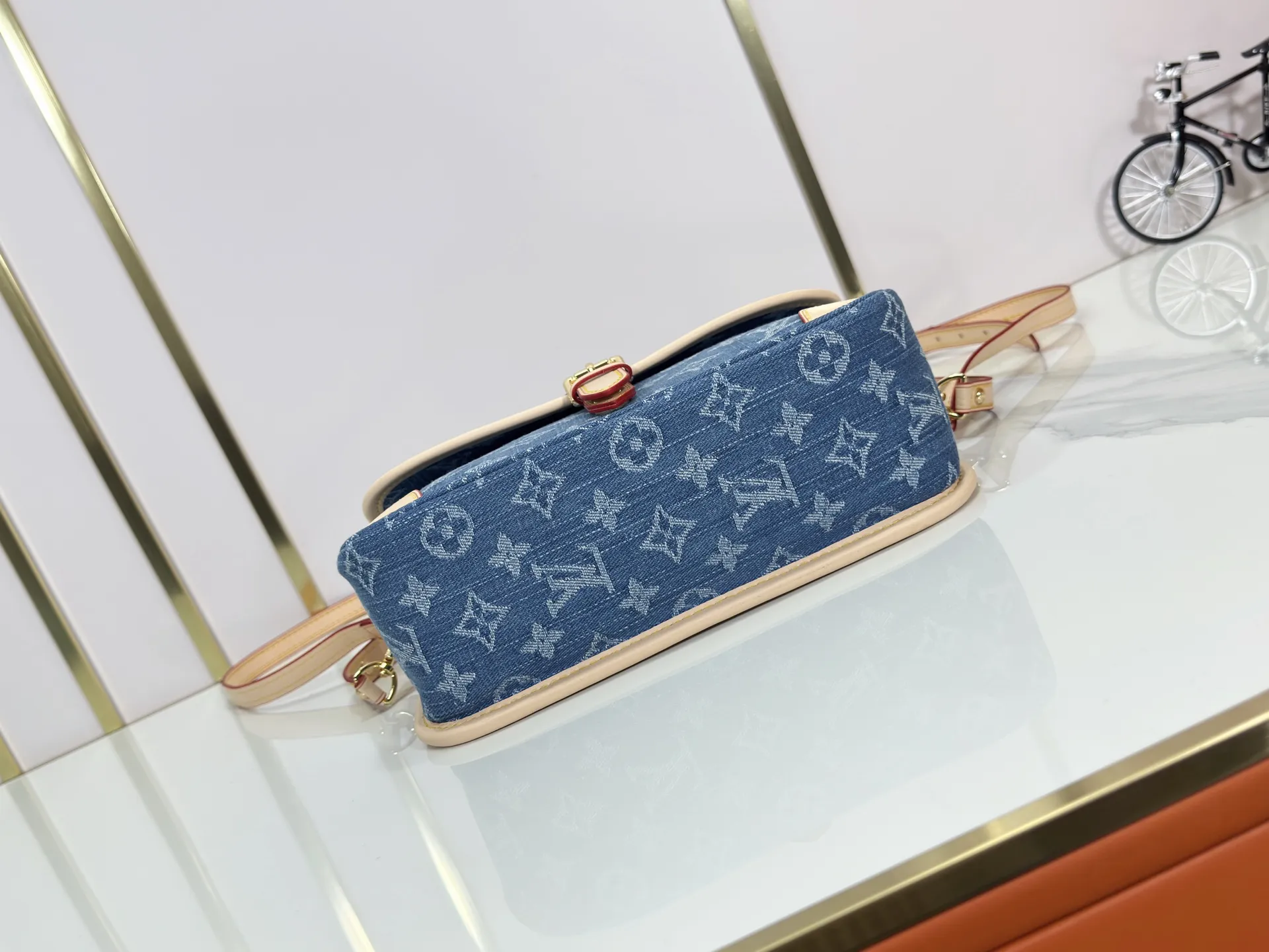 P260 Upgraded original M13070 M45985 This Diane handbag is made of classic Monogram denim with contrasting cow leather trim and dazzling metal parts, using modern touches to interpret the new season interest. The zippered interior pocket keeps valuables secure, and the removable leather shoulder strap allows for a variety of carrying options. 15 x 9 x 24 cm (height x width x length)