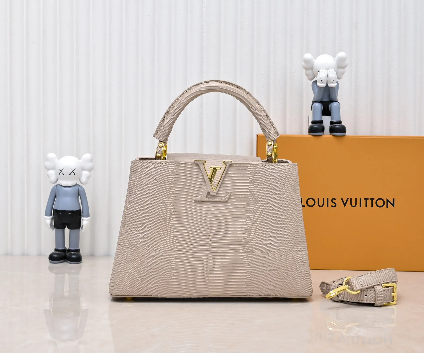 Top original P420 Guangzhou-made M99528 apricot lizard skin gold buckle CapucinesBB handbag exquisitely combines graceful lizard skin outer layer, delicate sheepskin lining and glossy metal parts. The iconic flap makes two styles fashionable. The LV logo can be read on the inside and Monogram flowers bloom on the outside. It can light up an eye-catching corner for evening occasions and add a personalized atmosphere to the wardrobe. Shine gorgeous style in day and night occasions.  Detailed features 27 x 18 x 9 cm (length x height x width)