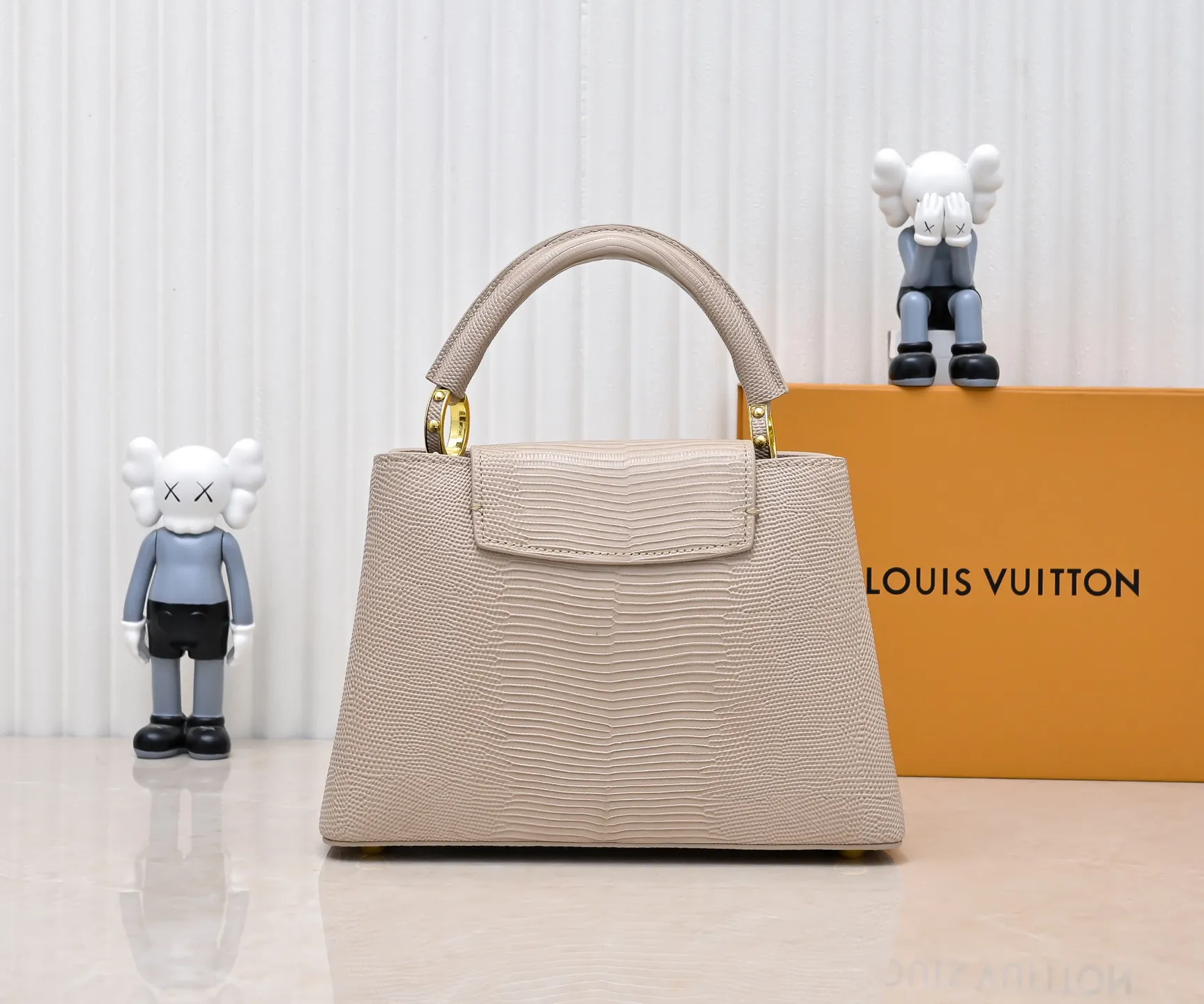 Top original P420 Guangzhou-made M99528 apricot lizard skin gold buckle CapucinesBB handbag exquisitely combines graceful lizard skin outer layer, delicate sheepskin lining and glossy metal parts. The iconic flap makes two styles fashionable. The LV logo can be read on the inside and Monogram flowers bloom on the outside. It can light up an eye-catching corner for evening occasions and add a personalized atmosphere to the wardrobe. Shine gorgeous style in day and night occasions.  Detailed features 27 x 18 x 9 cm (length x height x width)