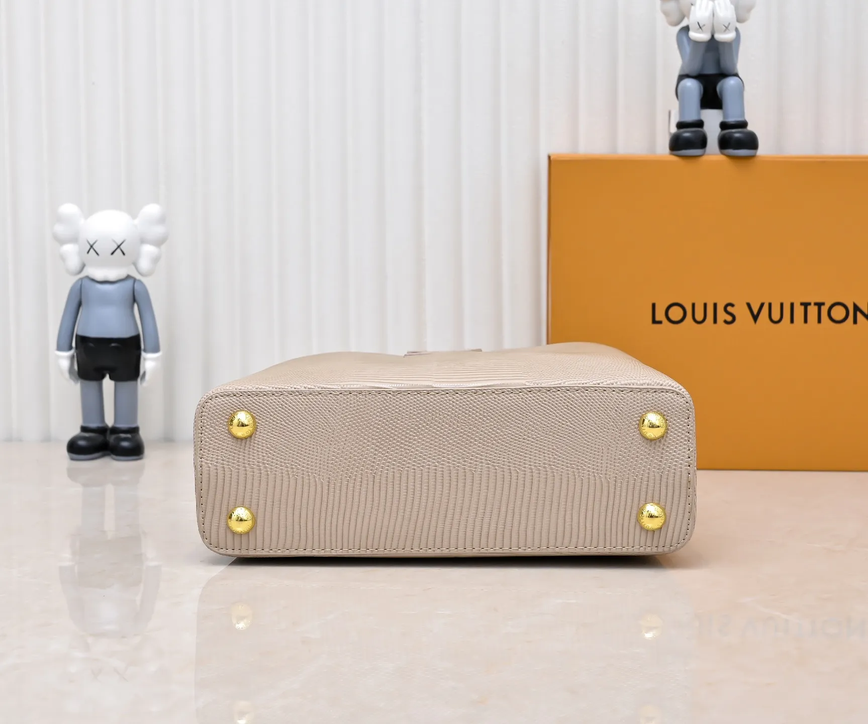 Top original P420 Guangzhou-made M99528 apricot lizard skin gold buckle CapucinesBB handbag exquisitely combines graceful lizard skin outer layer, delicate sheepskin lining and glossy metal parts. The iconic flap makes two styles fashionable. The LV logo can be read on the inside and Monogram flowers bloom on the outside. It can light up an eye-catching corner for evening occasions and add a personalized atmosphere to the wardrobe. Shine gorgeous style in day and night occasions.  Detailed features 27 x 18 x 9 cm (length x height x width)
