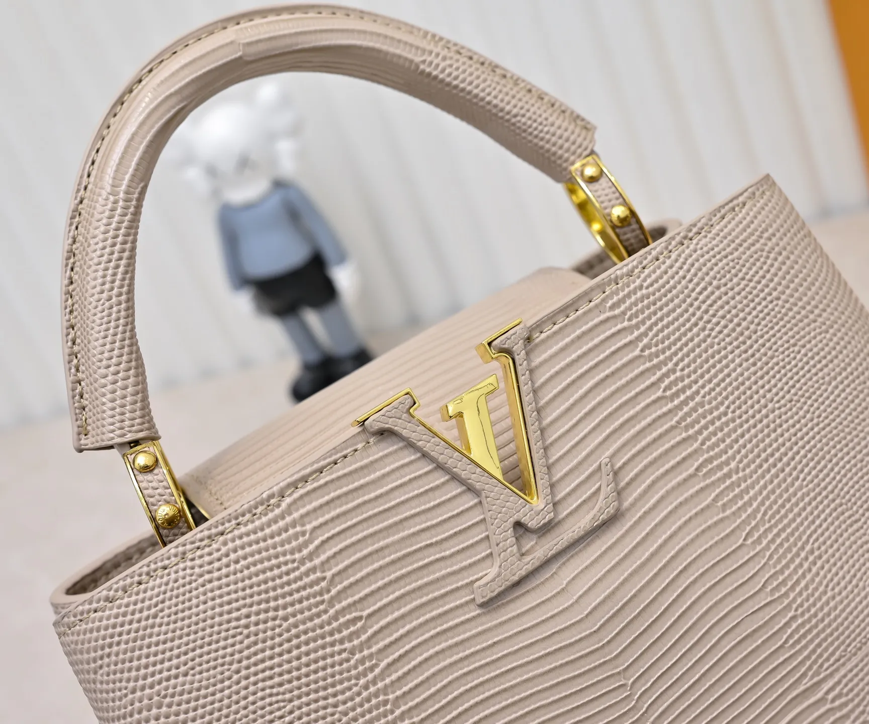 Top original P420 Guangzhou-made M99528 apricot lizard skin gold buckle CapucinesBB handbag exquisitely combines graceful lizard skin outer layer, delicate sheepskin lining and glossy metal parts. The iconic flap makes two styles fashionable. The LV logo can be read on the inside and Monogram flowers bloom on the outside. It can light up an eye-catching corner for evening occasions and add a personalized atmosphere to the wardrobe. Shine gorgeous style in day and night occasions.  Detailed features 27 x 18 x 9 cm (length x height x width)