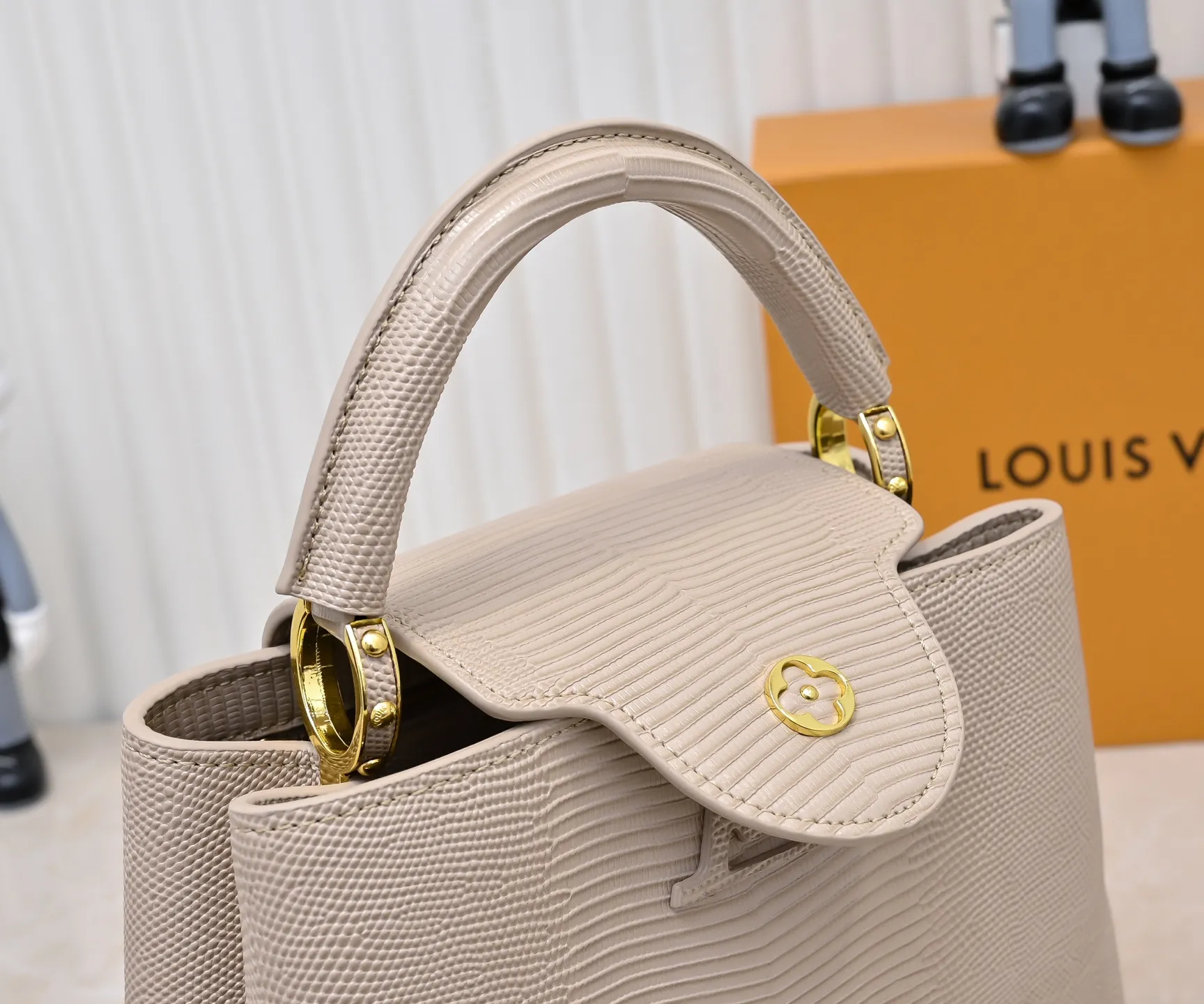 Top original P420 Guangzhou-made M99528 apricot lizard skin gold buckle CapucinesBB handbag exquisitely combines graceful lizard skin outer layer, delicate sheepskin lining and glossy metal parts. The iconic flap makes two styles fashionable. The LV logo can be read on the inside and Monogram flowers bloom on the outside. It can light up an eye-catching corner for evening occasions and add a personalized atmosphere to the wardrobe. Shine gorgeous style in day and night occasions.  Detailed features 27 x 18 x 9 cm (length x height x width)