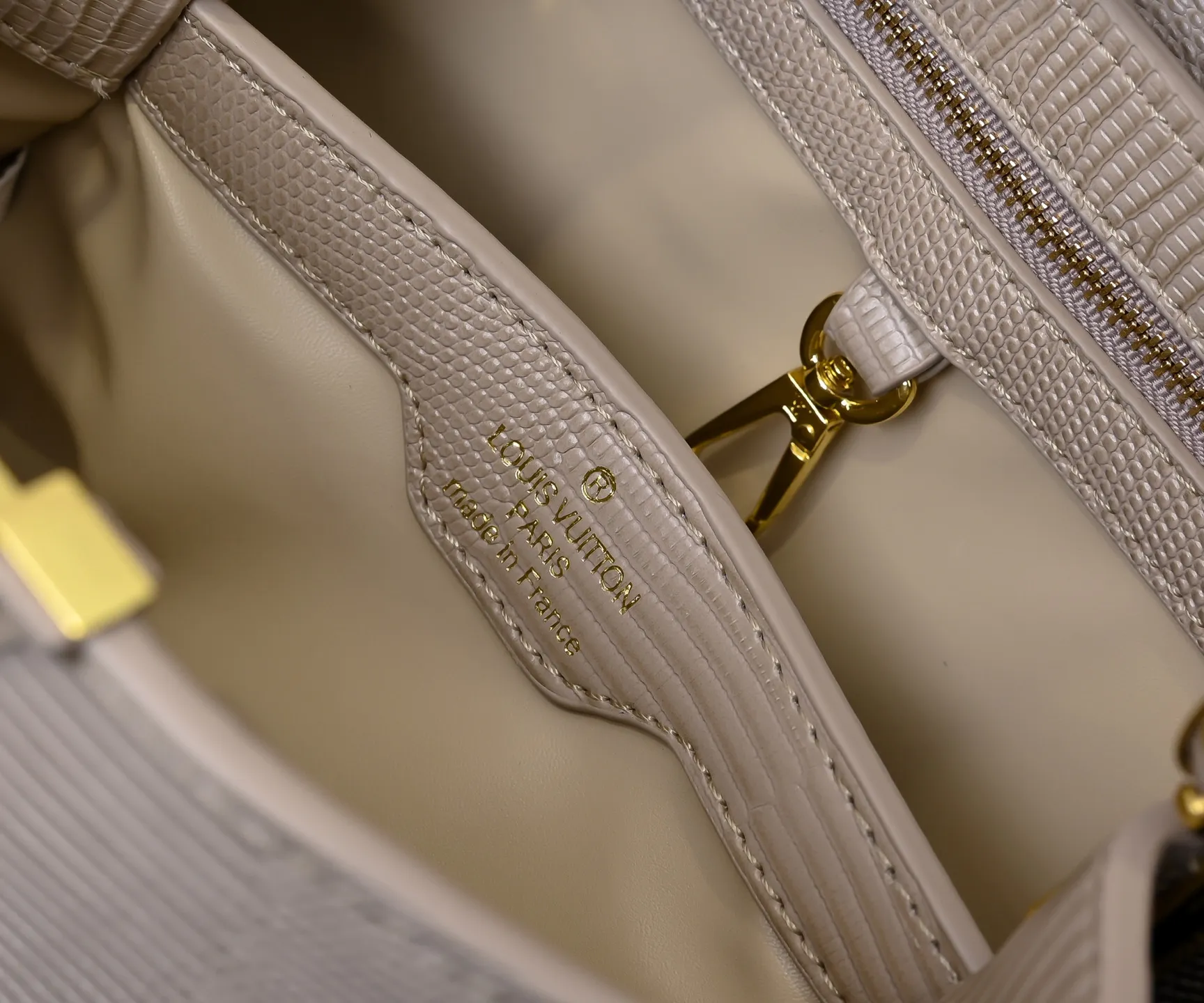 Top original P420 Guangzhou-made M99528 apricot lizard skin gold buckle CapucinesBB handbag exquisitely combines graceful lizard skin outer layer, delicate sheepskin lining and glossy metal parts. The iconic flap makes two styles fashionable. The LV logo can be read on the inside and Monogram flowers bloom on the outside. It can light up an eye-catching corner for evening occasions and add a personalized atmosphere to the wardrobe. Shine gorgeous style in day and night occasions.  Detailed features 27 x 18 x 9 cm (length x height x width)