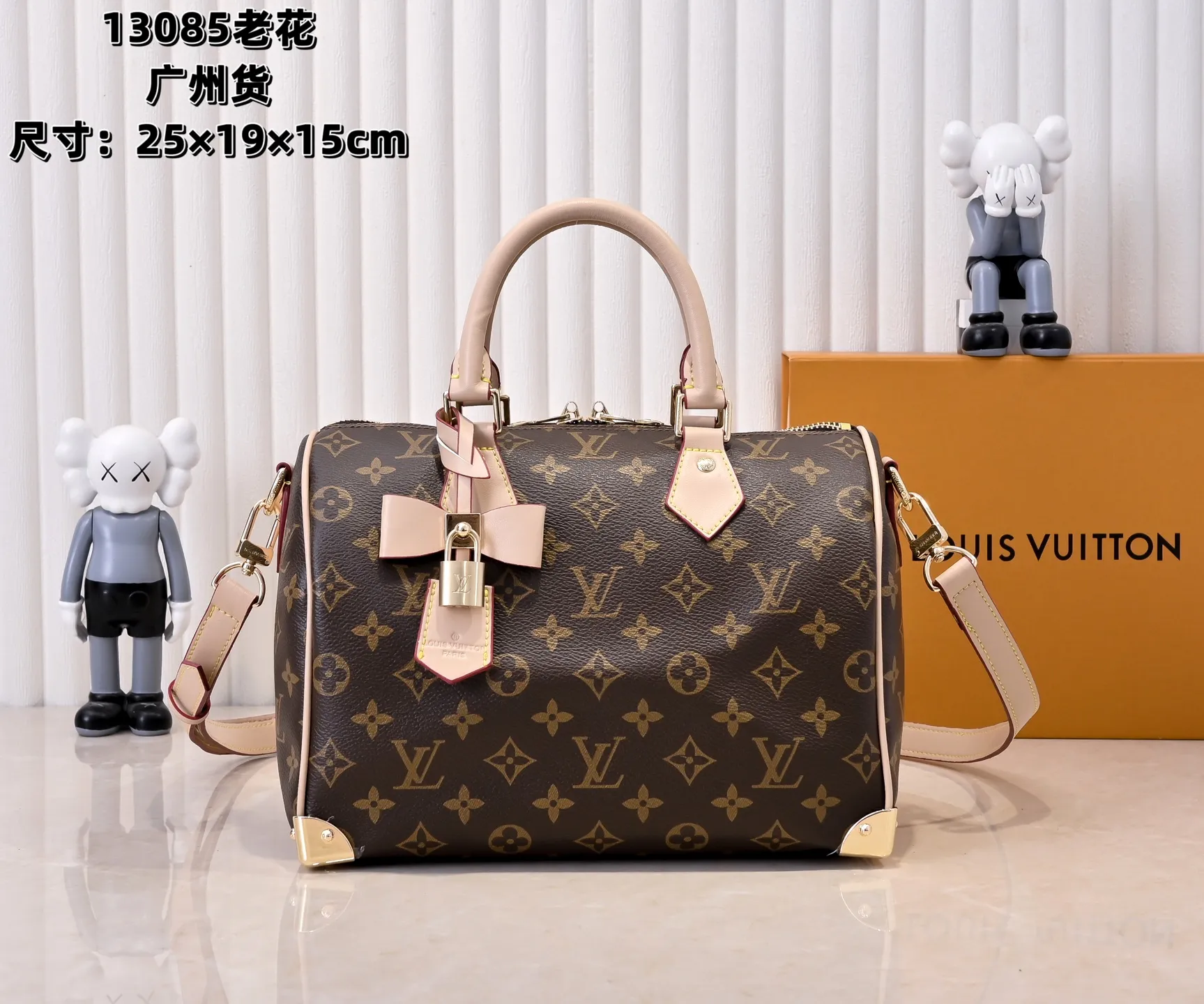 Batch 💰320 Guangzhou Product No.: M13085 40390 This Speedy Bandoulière 25 handbag uses the classic Monogram pattern to render the bright colors of Japanese artist Takashi Murakami. Together with the bow-shaped key bag, it highlights the smart style of the Louis Vuitton x Murakami collaboration series. The Toron handle and detachable and adjustable shoulder strap are fashioned from cow leather, and the dazzling padlock and corners reference the brand's luggage elements. 25 cm
