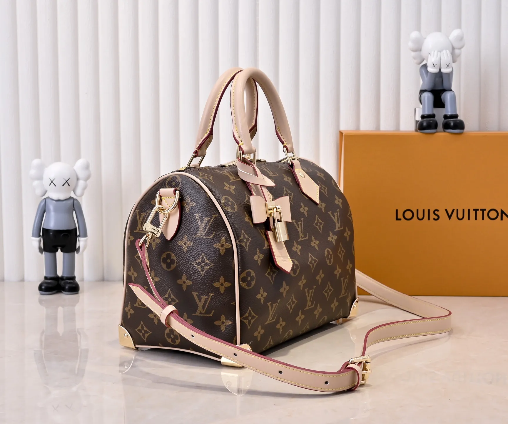 Batch 💰320 Guangzhou Product No.: M13085 40390 This Speedy Bandoulière 25 handbag uses the classic Monogram pattern to render the bright colors of Japanese artist Takashi Murakami. Together with the bow-shaped key bag, it highlights the smart style of the Louis Vuitton x Murakami collaboration series. The Toron handle and detachable and adjustable shoulder strap are fashioned from cow leather, and the dazzling padlock and corners reference the brand's luggage elements. 25 cm