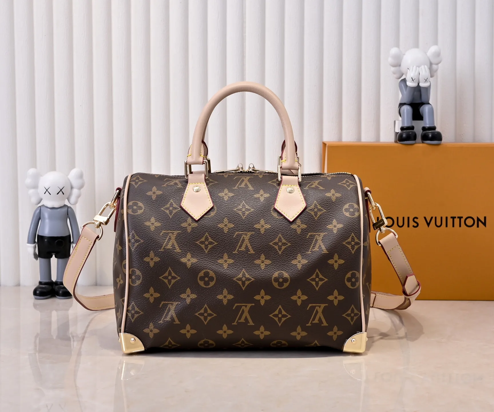 Batch 💰320 Guangzhou Product No.: M13085 40390 This Speedy Bandoulière 25 handbag uses the classic Monogram pattern to render the bright colors of Japanese artist Takashi Murakami. Together with the bow-shaped key bag, it highlights the smart style of the Louis Vuitton x Murakami collaboration series. The Toron handle and detachable and adjustable shoulder strap are fashioned from cow leather, and the dazzling padlock and corners reference the brand's luggage elements. 25 cm