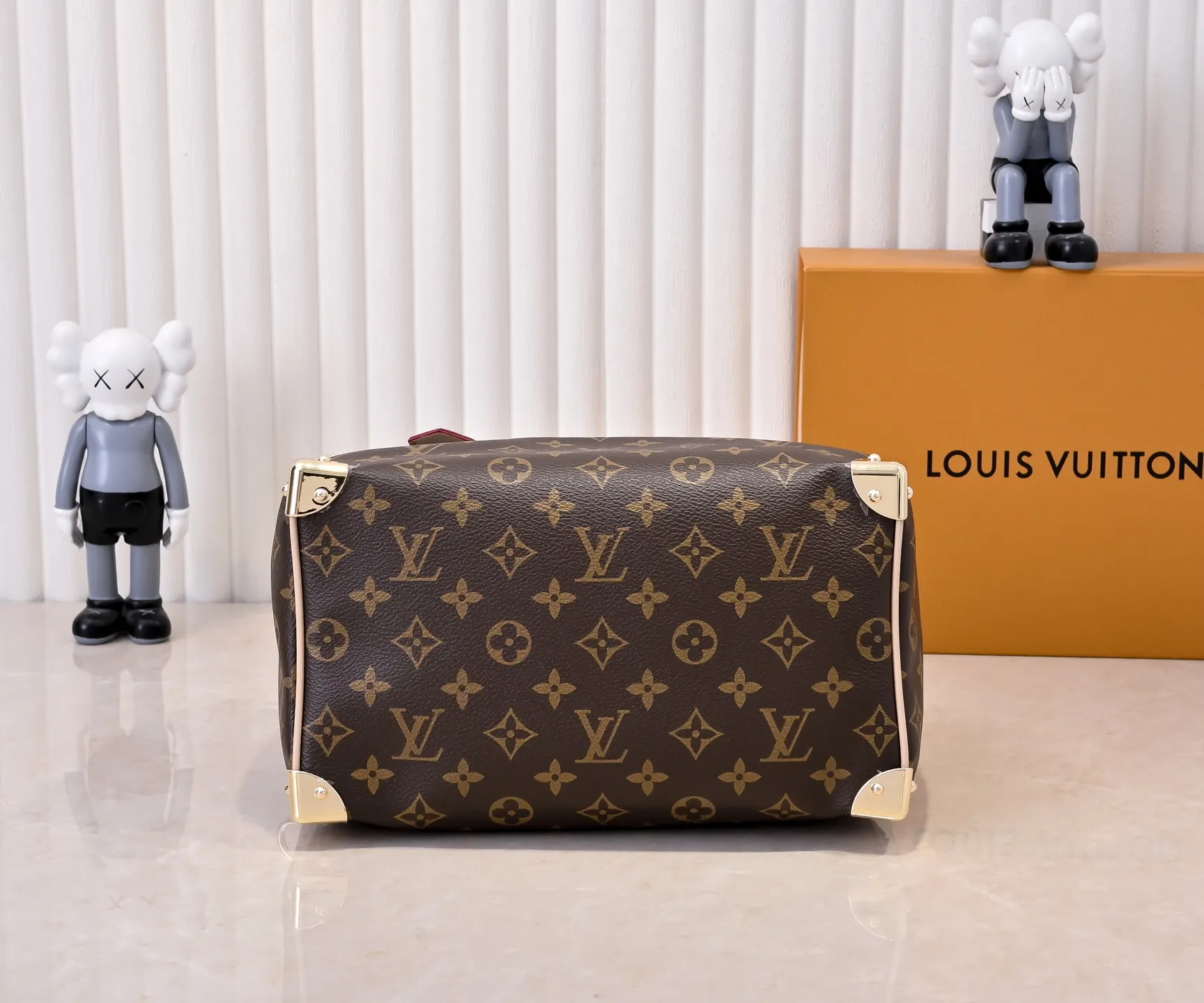 Batch 💰320 Guangzhou Product No.: M13085 40390 This Speedy Bandoulière 25 handbag uses the classic Monogram pattern to render the bright colors of Japanese artist Takashi Murakami. Together with the bow-shaped key bag, it highlights the smart style of the Louis Vuitton x Murakami collaboration series. The Toron handle and detachable and adjustable shoulder strap are fashioned from cow leather, and the dazzling padlock and corners reference the brand's luggage elements. 25 cm