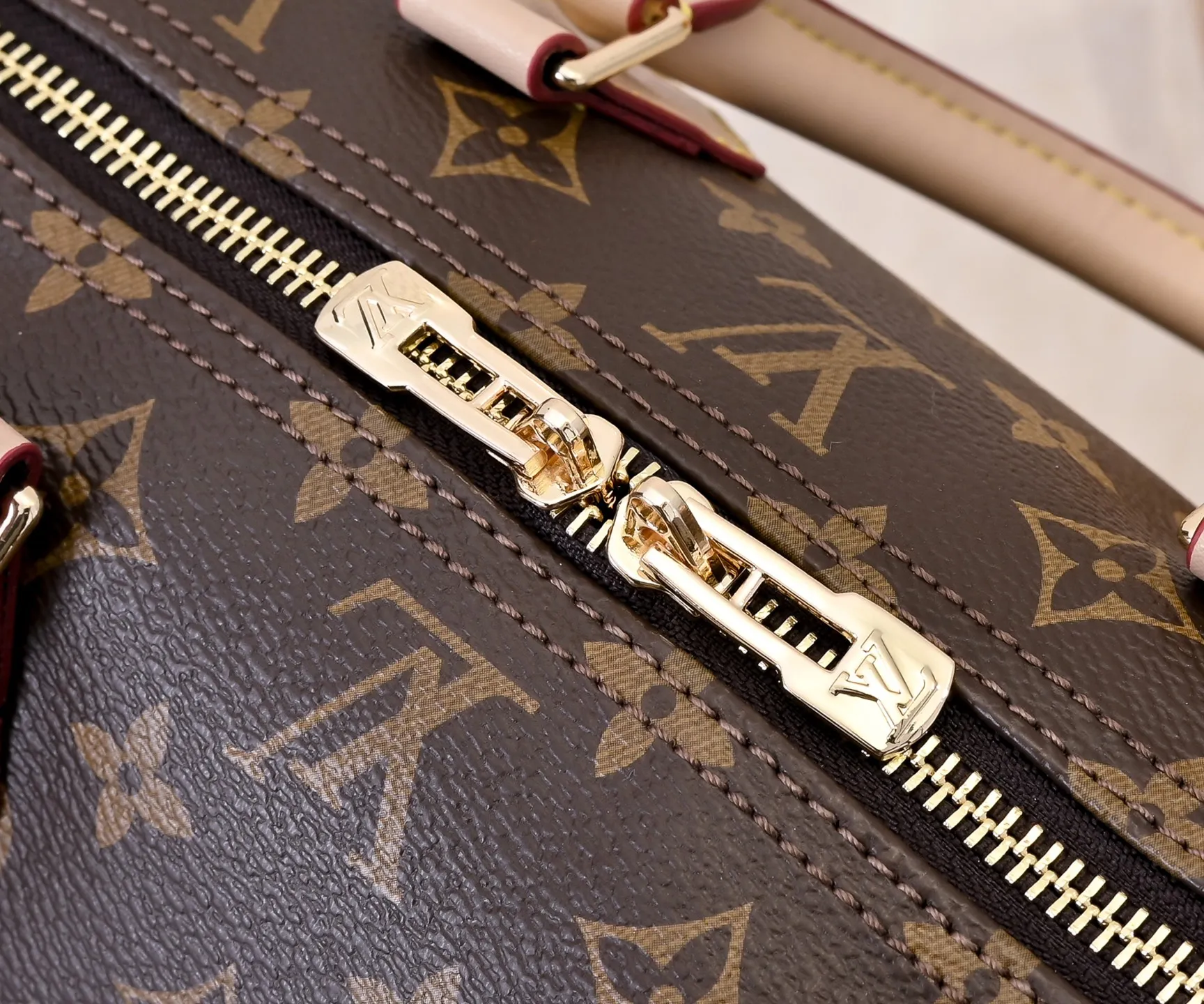 Batch 💰320 Guangzhou Product No.: M13085 40390 This Speedy Bandoulière 25 handbag uses the classic Monogram pattern to render the bright colors of Japanese artist Takashi Murakami. Together with the bow-shaped key bag, it highlights the smart style of the Louis Vuitton x Murakami collaboration series. The Toron handle and detachable and adjustable shoulder strap are fashioned from cow leather, and the dazzling padlock and corners reference the brand's luggage elements. 25 cm