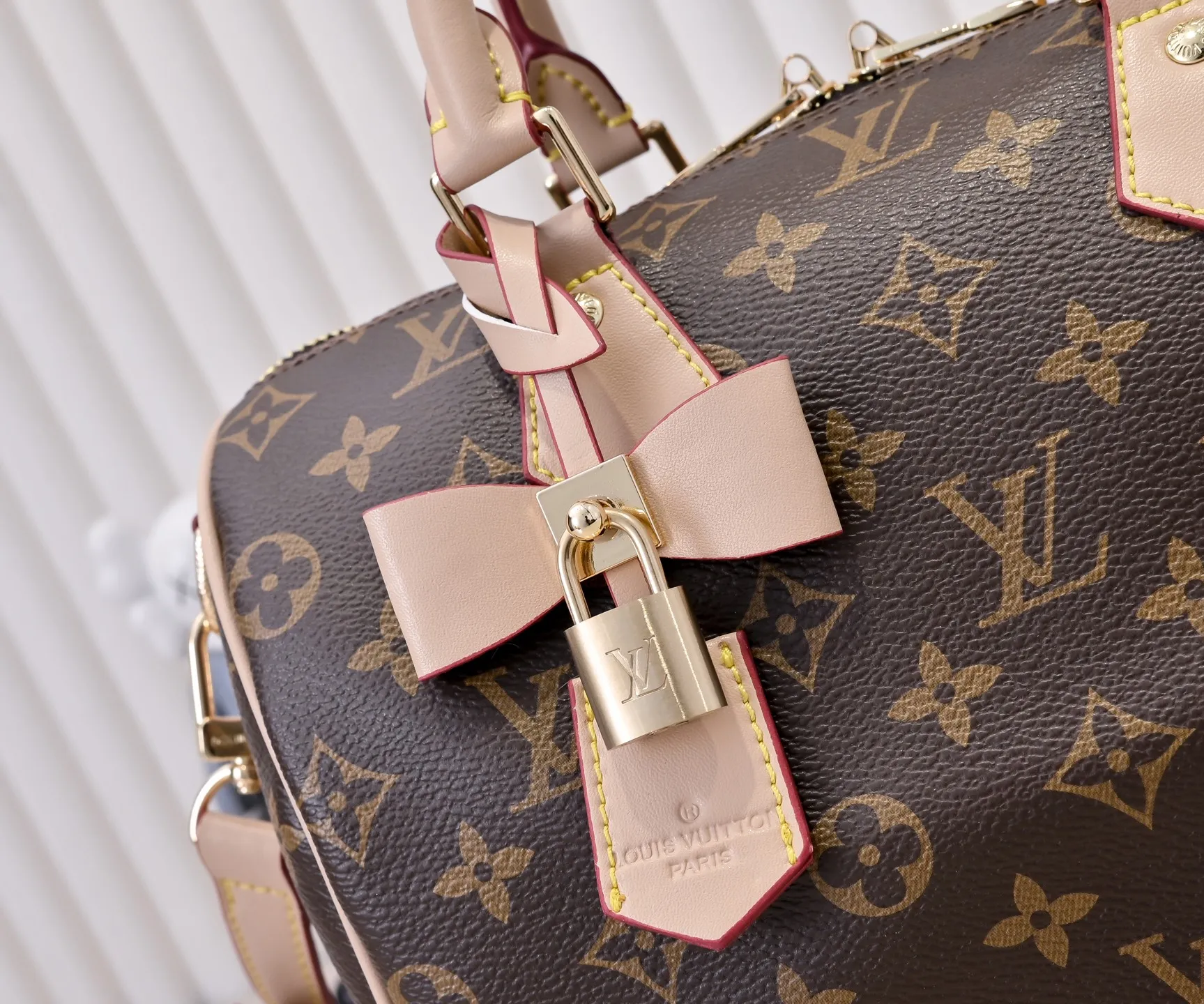 Batch 💰320 Guangzhou Product No.: M13085 40390 This Speedy Bandoulière 25 handbag uses the classic Monogram pattern to render the bright colors of Japanese artist Takashi Murakami. Together with the bow-shaped key bag, it highlights the smart style of the Louis Vuitton x Murakami collaboration series. The Toron handle and detachable and adjustable shoulder strap are fashioned from cow leather, and the dazzling padlock and corners reference the brand's luggage elements. 25 cm