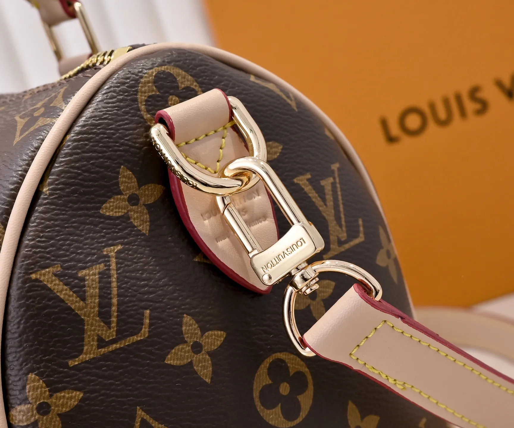 Batch 💰320 Guangzhou Product No.: M13085 40390 This Speedy Bandoulière 25 handbag uses the classic Monogram pattern to render the bright colors of Japanese artist Takashi Murakami. Together with the bow-shaped key bag, it highlights the smart style of the Louis Vuitton x Murakami collaboration series. The Toron handle and detachable and adjustable shoulder strap are fashioned from cow leather, and the dazzling padlock and corners reference the brand's luggage elements. 25 cm