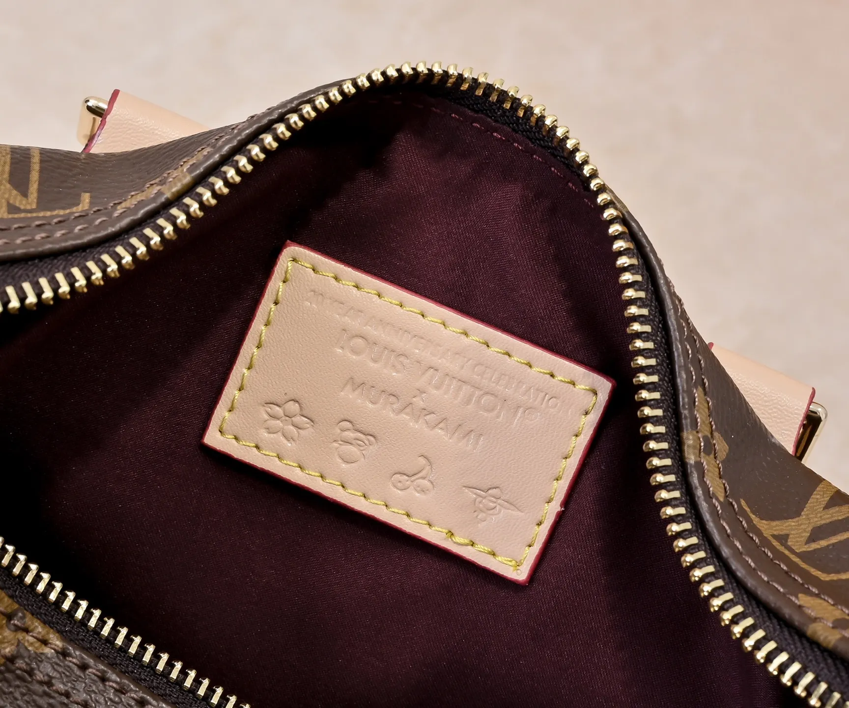 Batch 💰320 Guangzhou Product No.: M13085 40390 This Speedy Bandoulière 25 handbag uses the classic Monogram pattern to render the bright colors of Japanese artist Takashi Murakami. Together with the bow-shaped key bag, it highlights the smart style of the Louis Vuitton x Murakami collaboration series. The Toron handle and detachable and adjustable shoulder strap are fashioned from cow leather, and the dazzling padlock and corners reference the brand's luggage elements. 25 cm