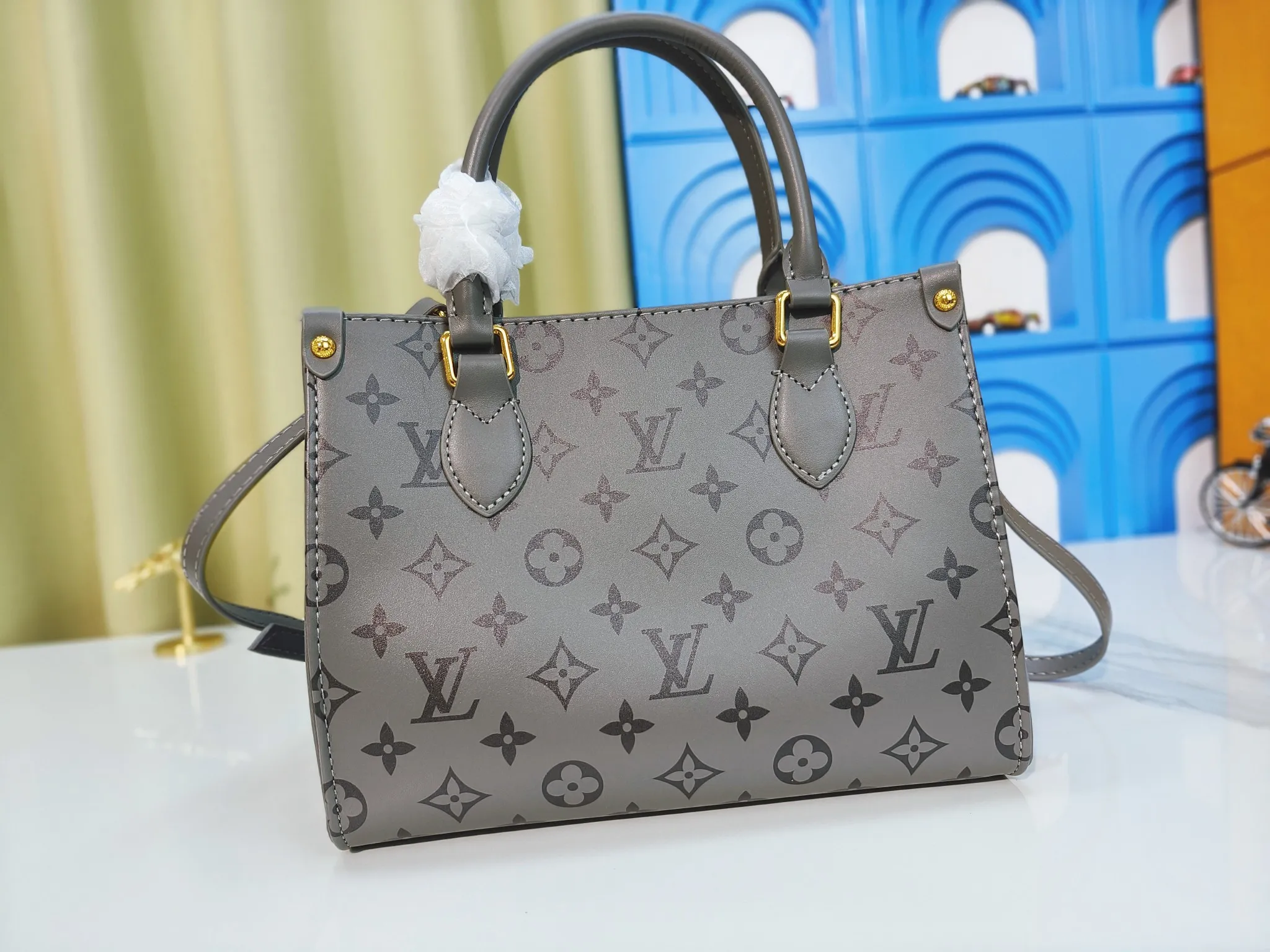 💰220💰Upgraded from the original M12465 M45659 Monogram Ink series OnTheGo small handbag has a matte texture of smooth cow leather, and the rivet tabs on the corners pay tribute to the brand's classic hard suitcase design. The neat interior has a large zipper pocket for storing banknotes and receipts. 25 x 19 x 11.5 cm (length x height x width)