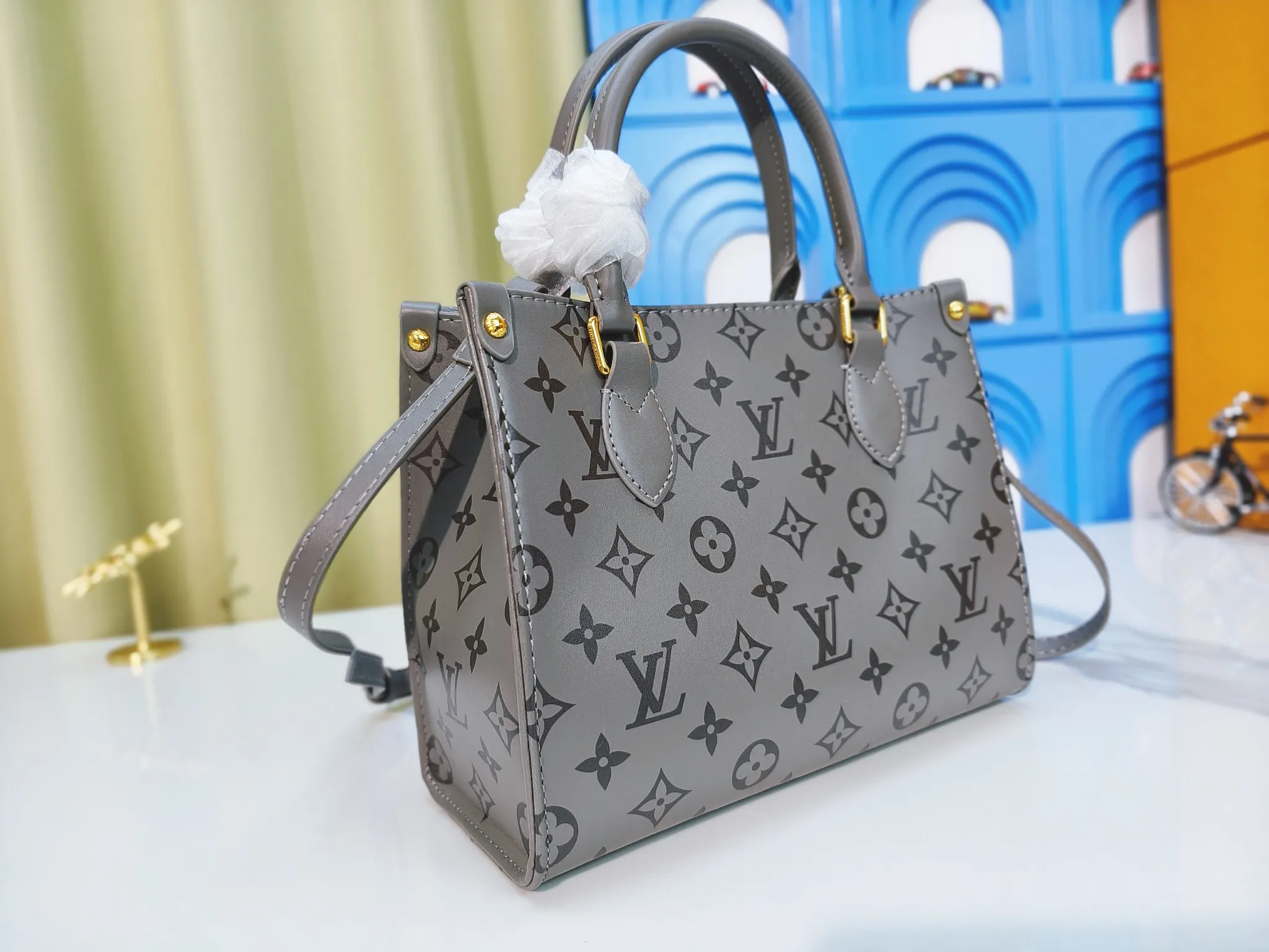 💰220💰Upgraded from the original M12465 M45659 Monogram Ink series OnTheGo small handbag has a matte texture of smooth cow leather, and the rivet tabs on the corners pay tribute to the brand's classic hard suitcase design. The neat interior has a large zipper pocket for storing banknotes and receipts. 25 x 19 x 11.5 cm (length x height x width)
