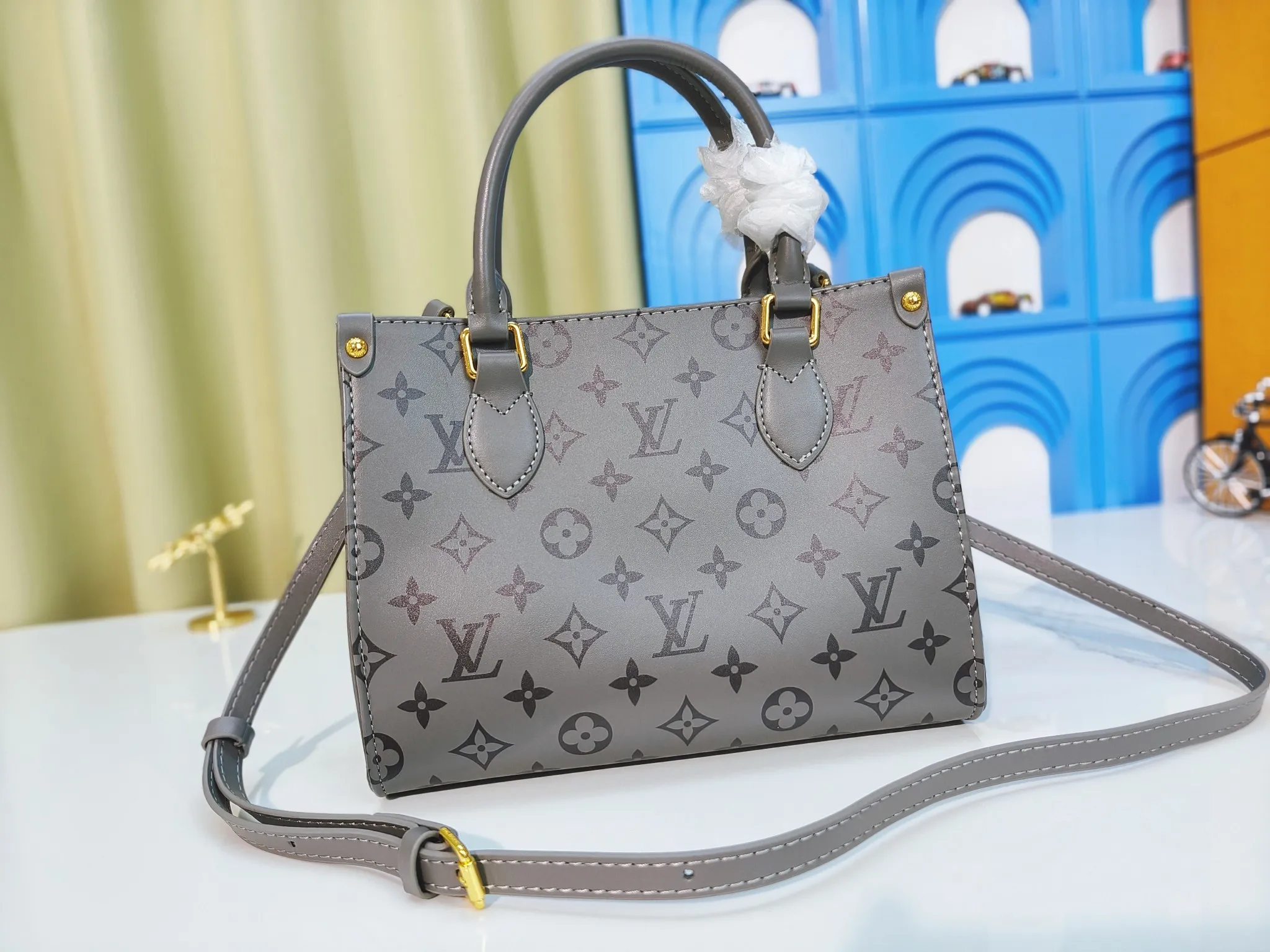 💰220💰Upgraded from the original M12465 M45659 Monogram Ink series OnTheGo small handbag has a matte texture of smooth cow leather, and the rivet tabs on the corners pay tribute to the brand's classic hard suitcase design. The neat interior has a large zipper pocket for storing banknotes and receipts. 25 x 19 x 11.5 cm (length x height x width)