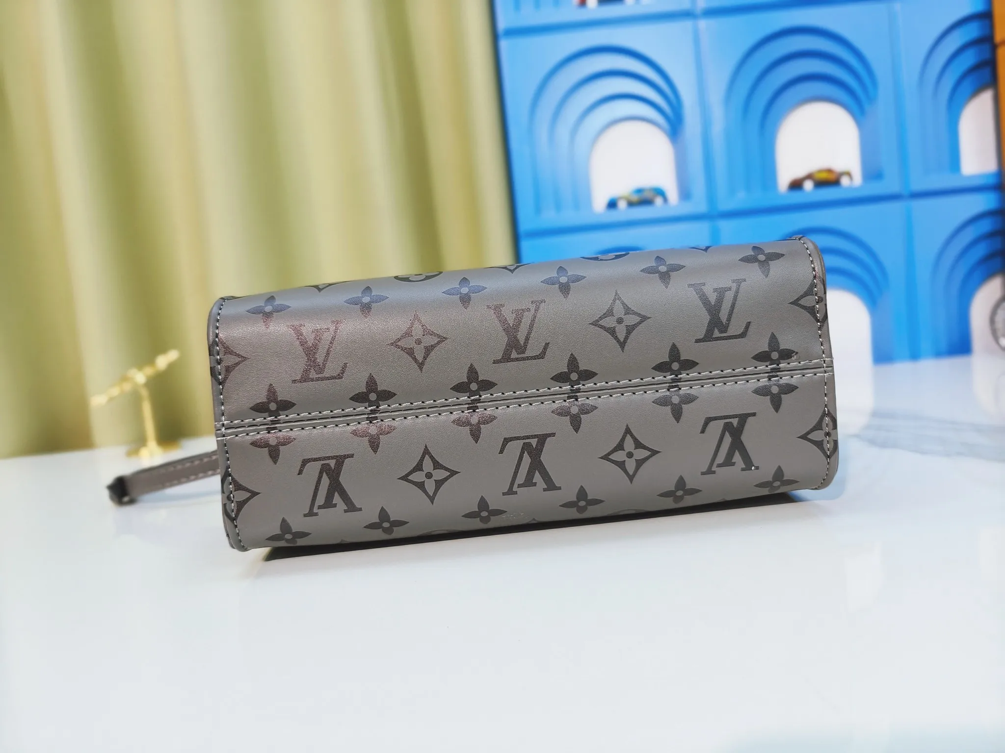💰220💰Upgraded from the original M12465 M45659 Monogram Ink series OnTheGo small handbag has a matte texture of smooth cow leather, and the rivet tabs on the corners pay tribute to the brand's classic hard suitcase design. The neat interior has a large zipper pocket for storing banknotes and receipts. 25 x 19 x 11.5 cm (length x height x width)