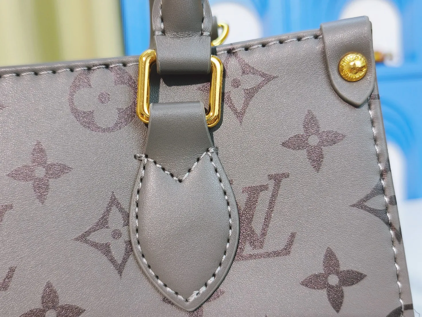 💰220💰Upgraded from the original M12465 M45659 Monogram Ink series OnTheGo small handbag has a matte texture of smooth cow leather, and the rivet tabs on the corners pay tribute to the brand's classic hard suitcase design. The neat interior has a large zipper pocket for storing banknotes and receipts. 25 x 19 x 11.5 cm (length x height x width)