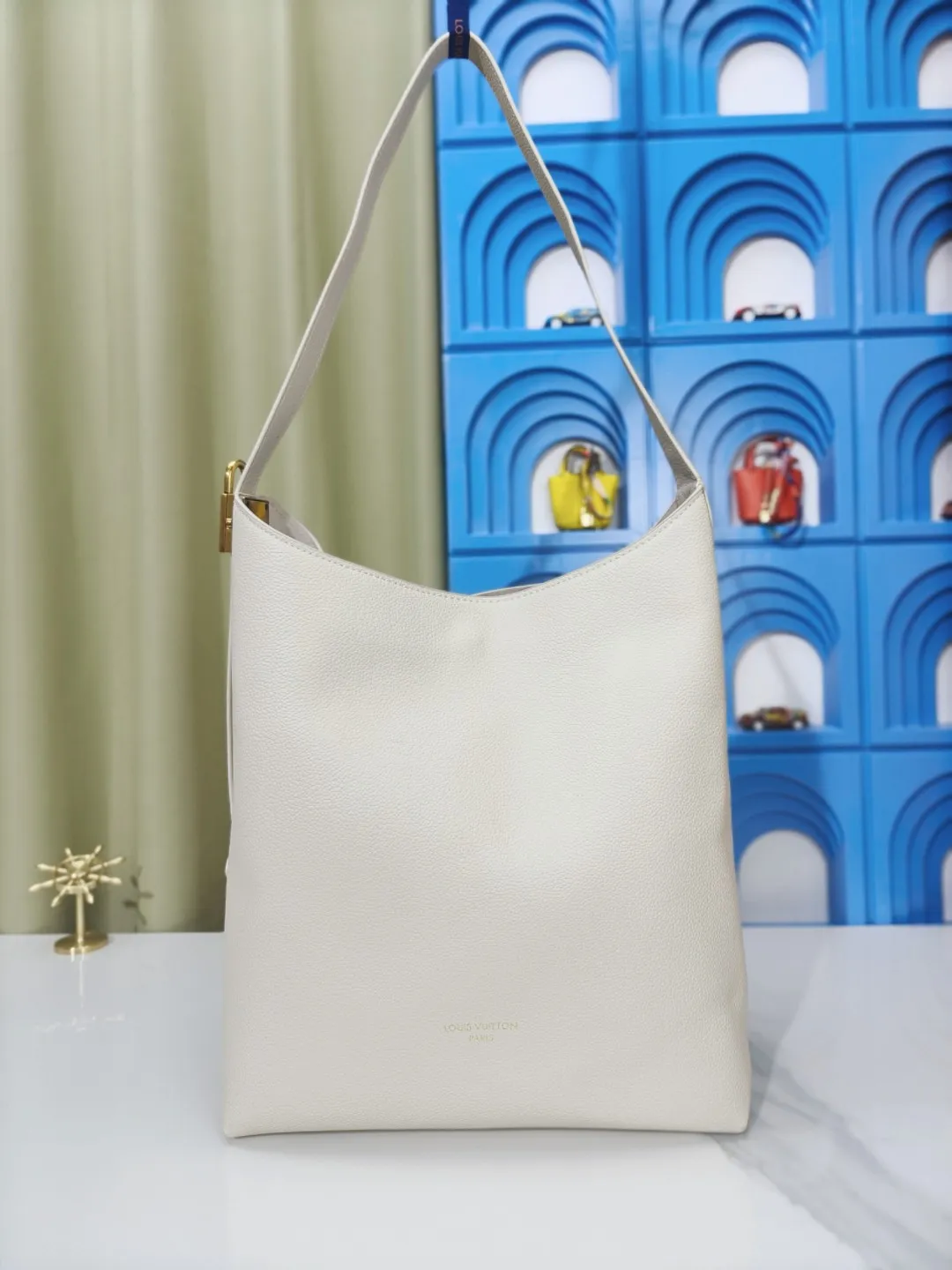 P large 280 💰 small 260 💰 Upgraded original (imitation original) m24988 m24974 m24856 m25022 m25352 m125353m25354 This lowkey hobo handbag is made of smooth cow leather with a surface cow leather lining. It can accommodate short wallets, large smartphones, keys and other small items. The shoulder strap is adjustable with a padlock buckle, and the removable monogram canvas zippered interior pocket provides neat storage. Size: large 31.0x35.0x18.0 cm (length x height x width), small 24.0x28.0x16.0 cm (length x height x width)